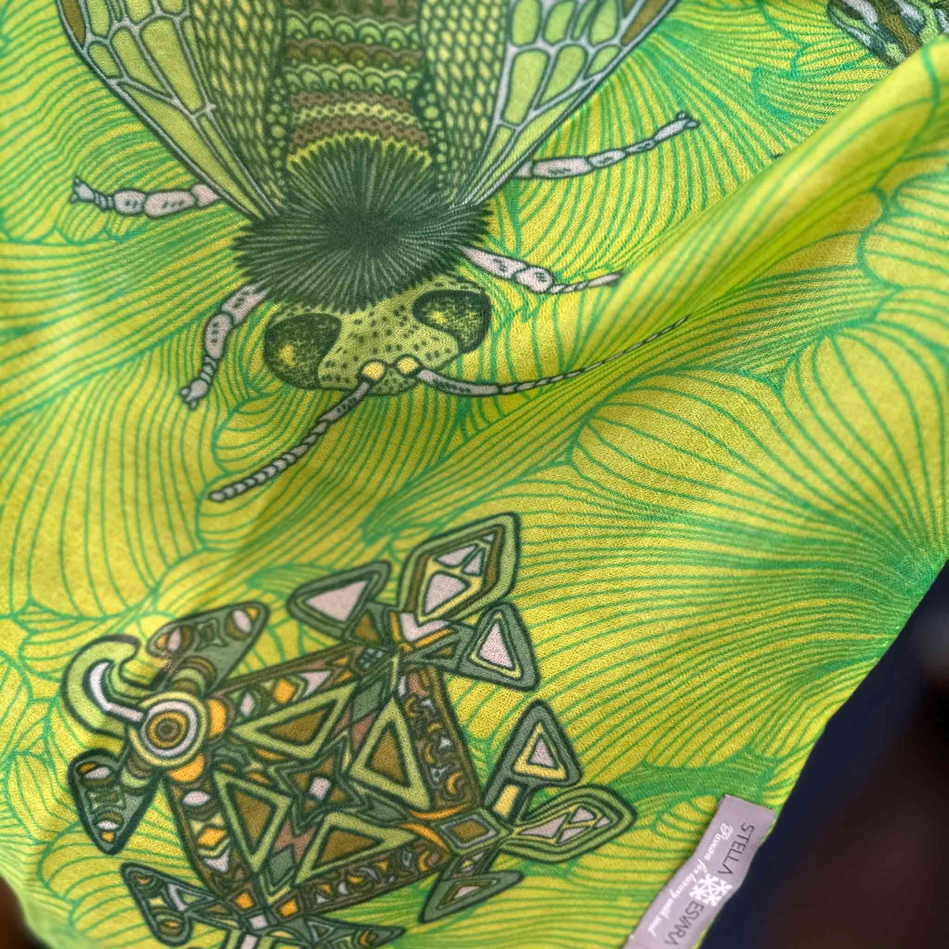 Leichter Sommerschal, 100% Kaschmir, Sonderedition “Safe the 🐝 “ grün