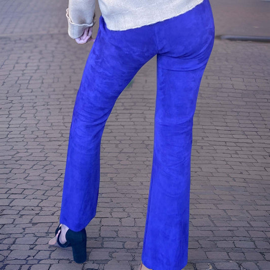 Lederhose mit Schlag aus Stretch-Lammleder in Iris blue, Maßkonfektion