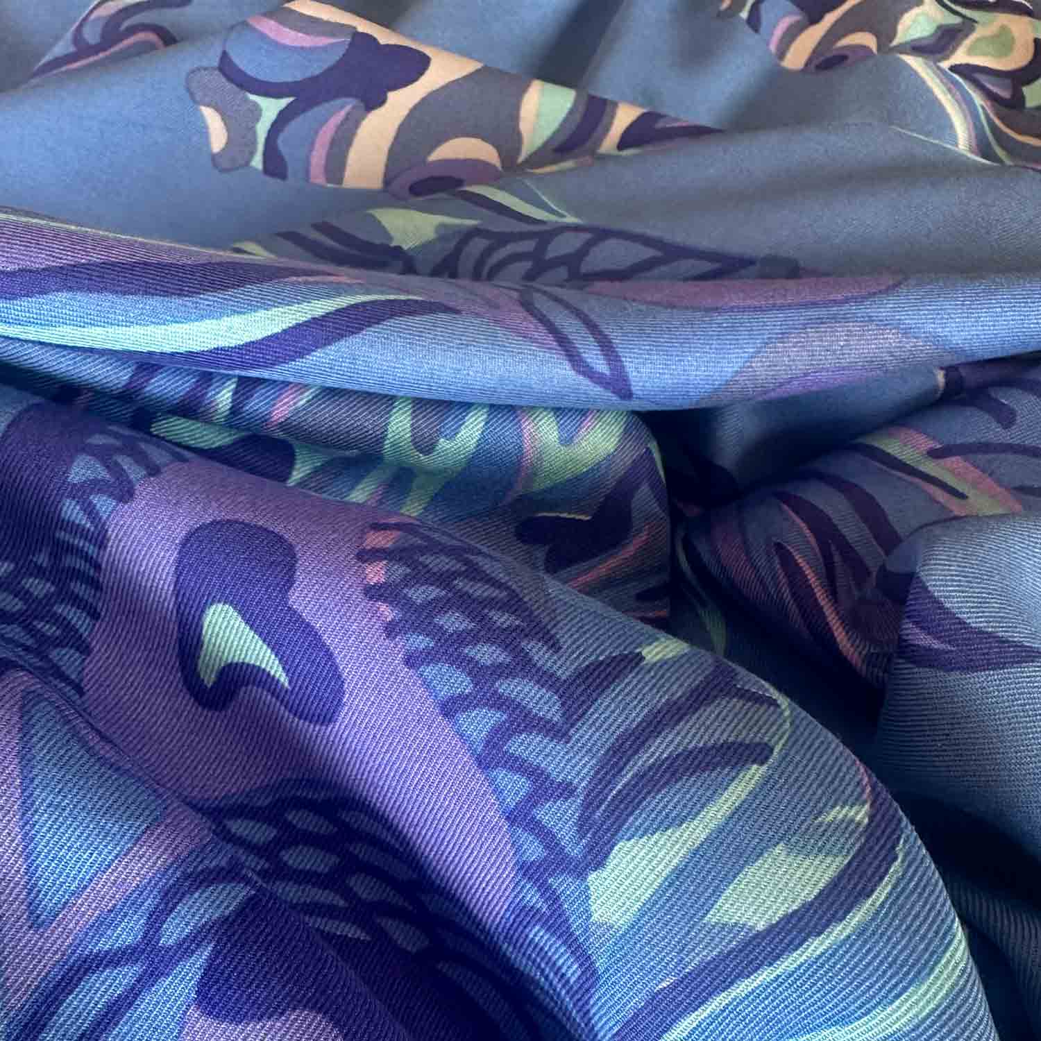 KOI Schal doubleface, auf Seide bedruckt, 100x200, Rückseite 100% Kaschmir in Blau&Türkis