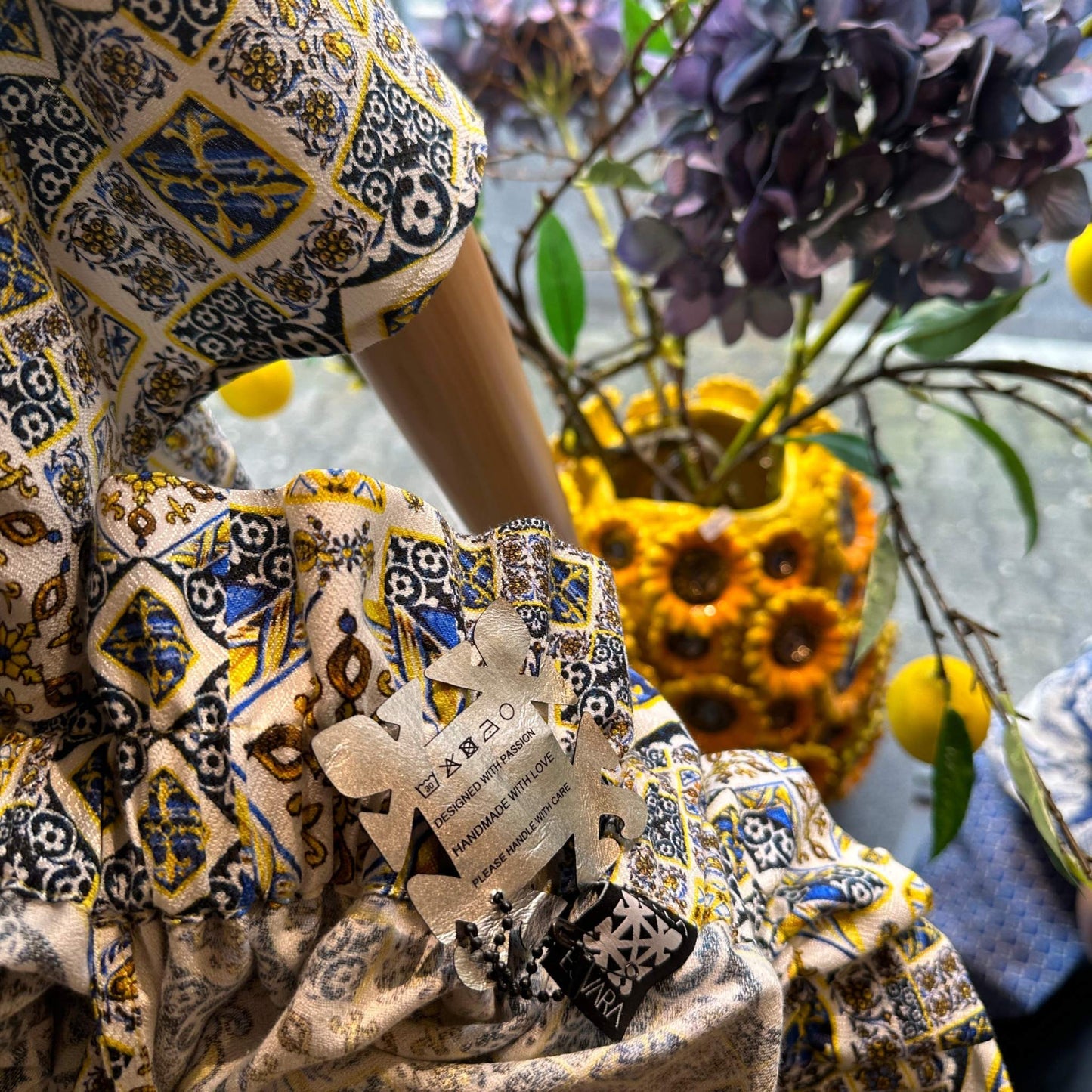 TIMELESS SUSTAINABLE COLLECTION Carmen Sommerkleid, Majolica Baumwoll-Jaquard, Blue/yellow, M, Unikat