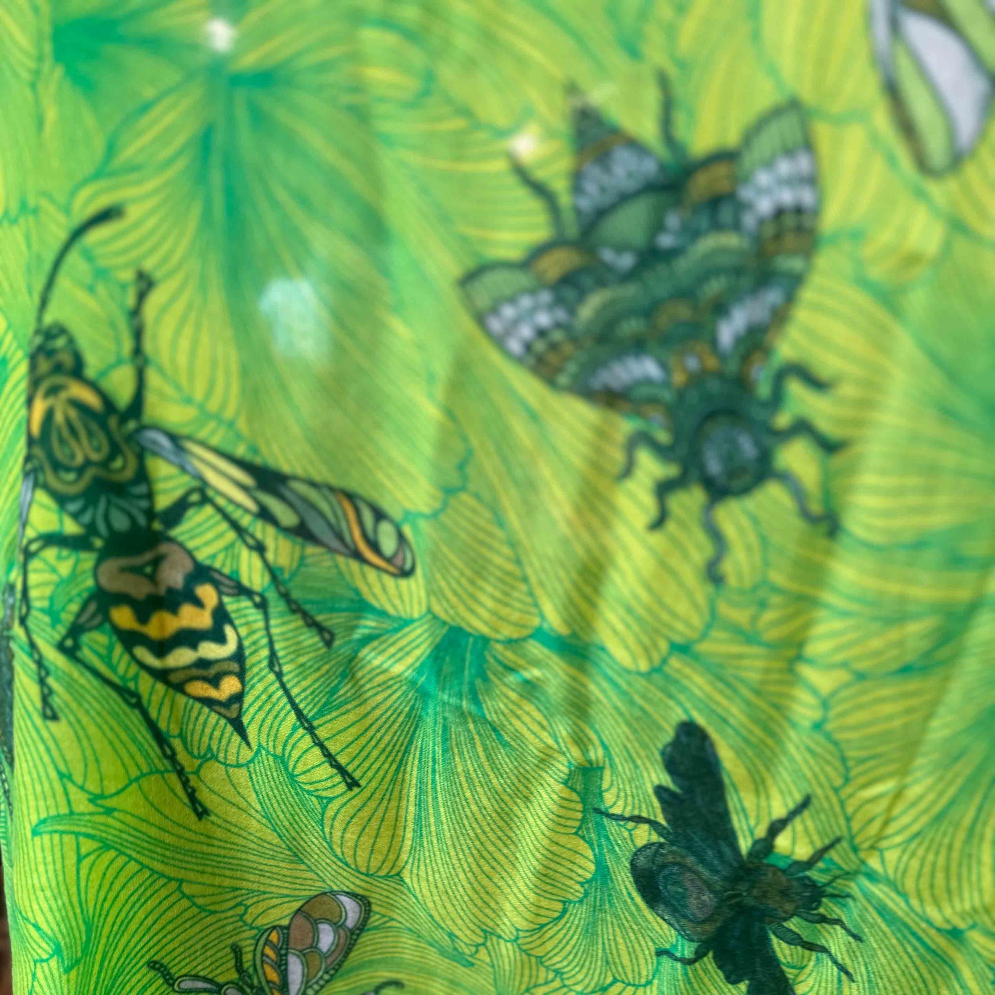 Schal doubleface, auf Seide bedruckt Motiv "JUST BEES" 100x200 Rückseite 100% Kaschmir Farbverlauf Grün und Türkis