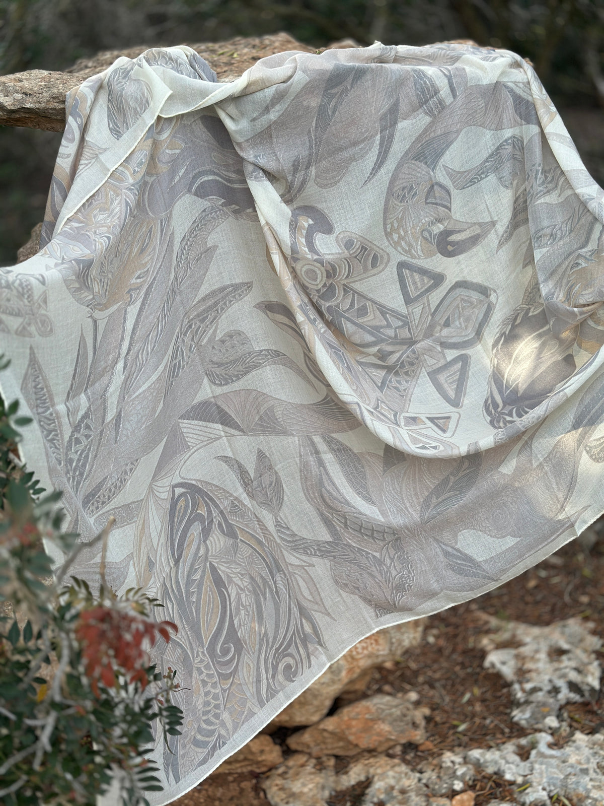 Kaschmir XL Schal „FLAMINGO GARDENS“ Limited Edition / Light beige and creme tones