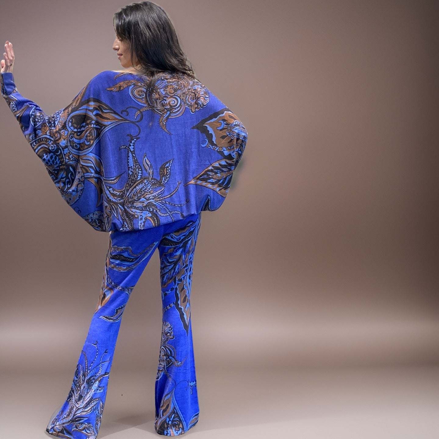 SOUL LEAVES_Kaschmir_Pullover_Fledermaus_Aermeln, blau&braun