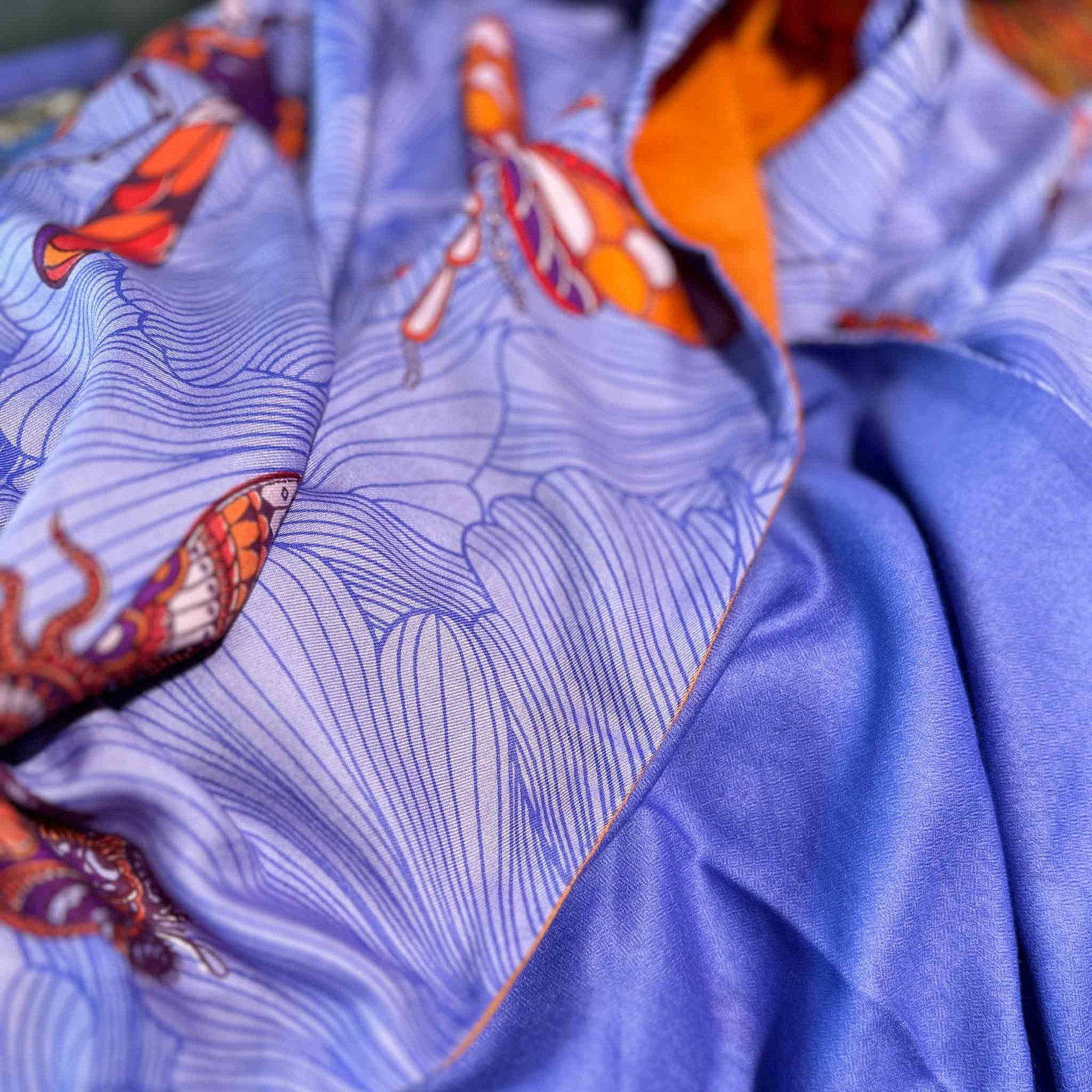 Schal doubleface, auf Seide bedruckt, Motiv "JUST BEES" 100x200 Rückseite 100% Kaschmir Farbverlauf orange-lila