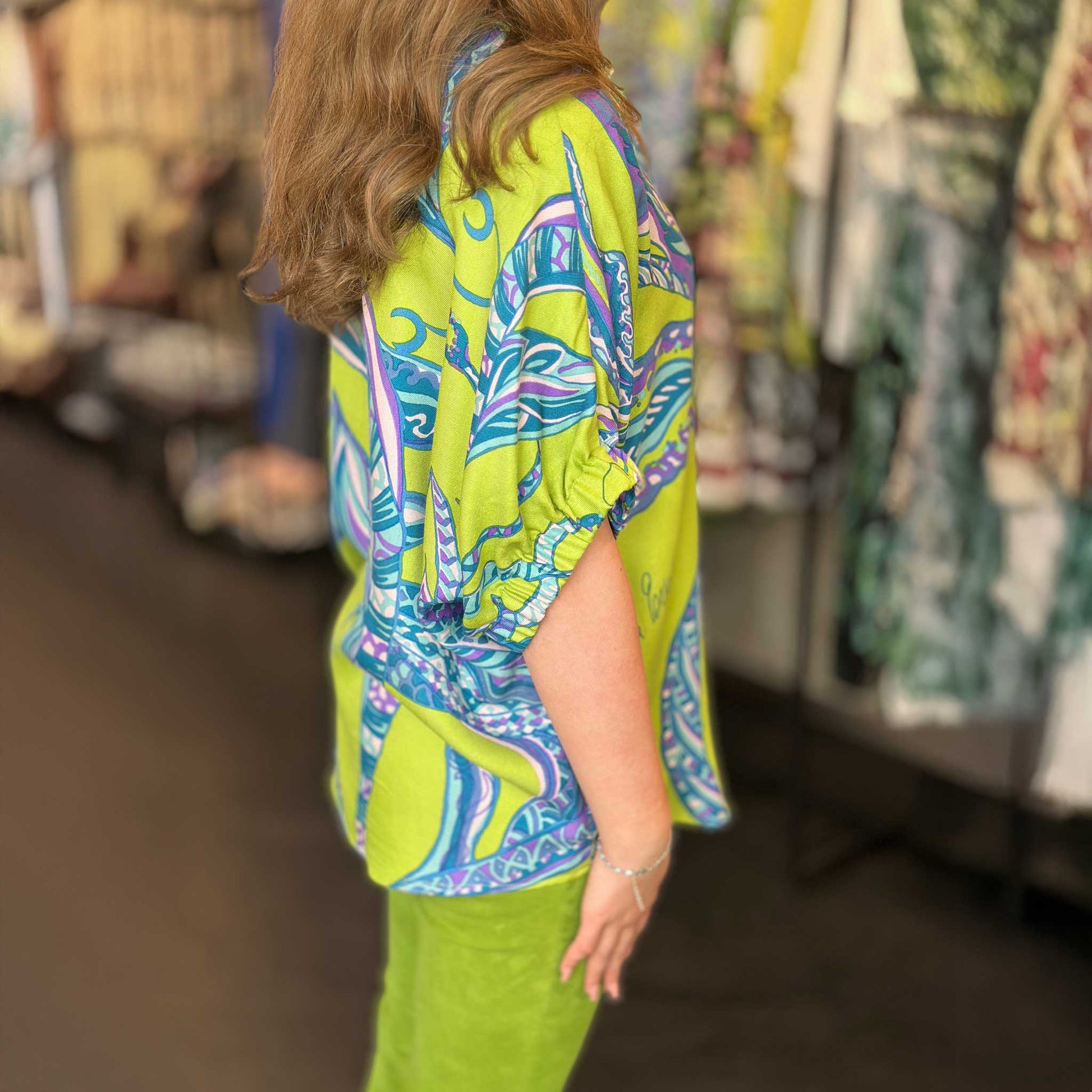 SOUL FLOWERS Seidenbluse mit Fledermausärmeln, Pistazie, Unikat