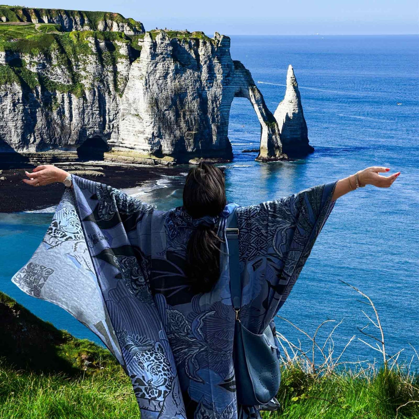 WILD FAMILY BONDS Kaschmir Cape/Stola, blue & black, Limited Edition #5