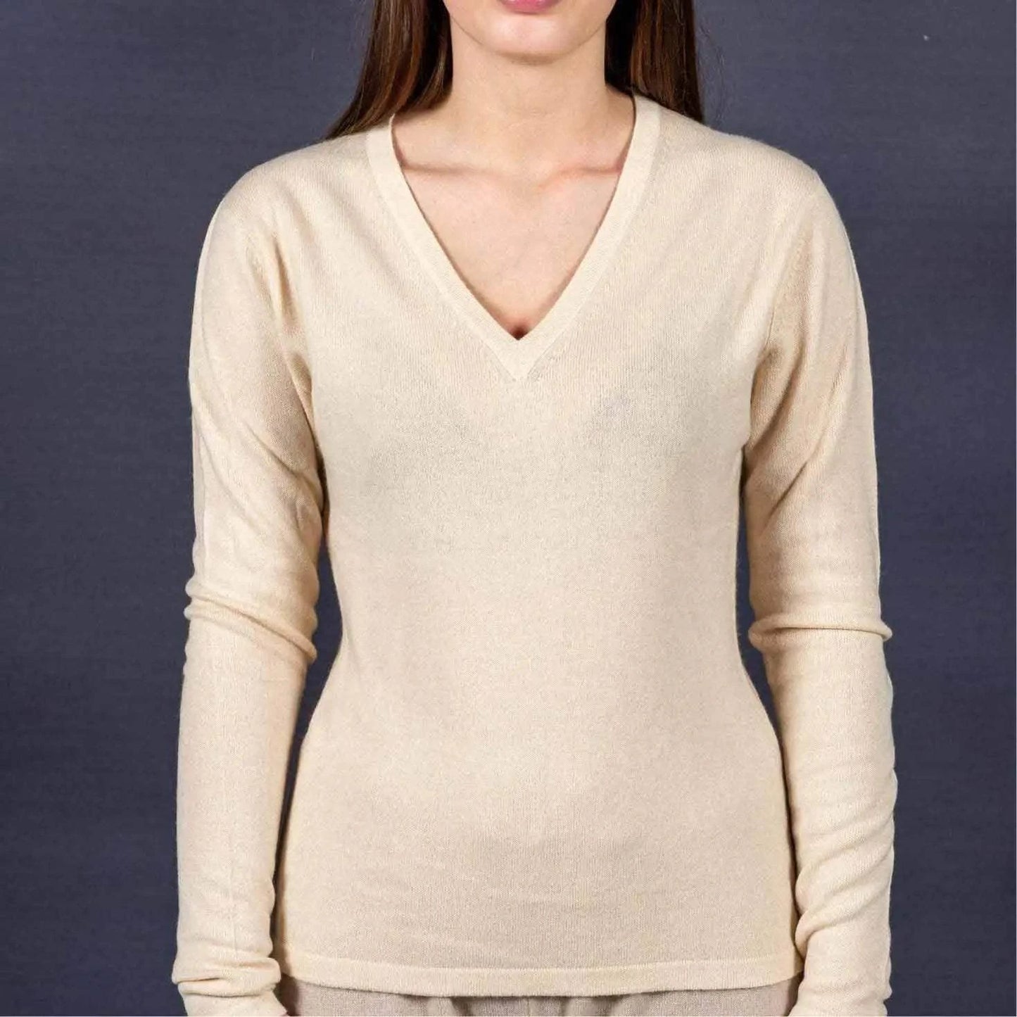 Sweater 30% silk 70% cashmere - matching your STELLA ESVARA scarf in many different colors - deep V neckline, waisted, feminine and noble