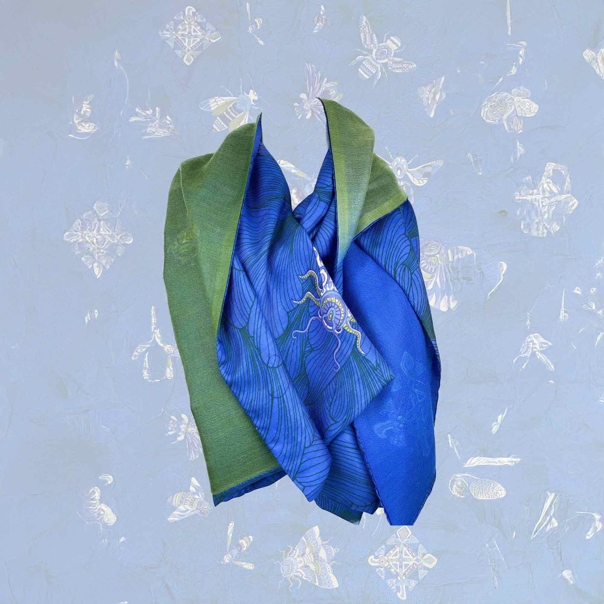 Schal zweilagig doubleface Seide bedruckt "JUST BEES" 100x200 Rückseite 100% Kaschmir Blau-Grün