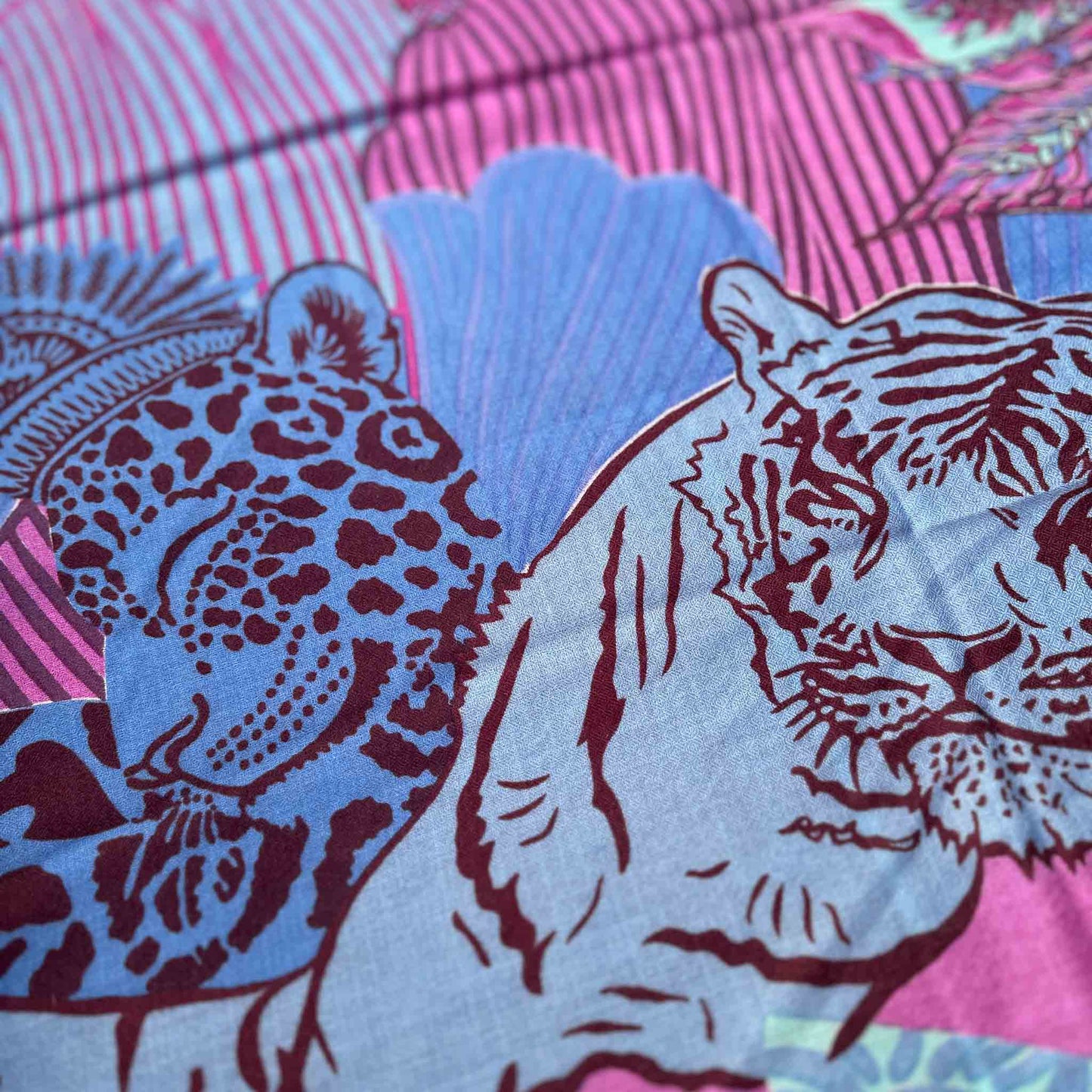 WILD FAMILY BONDS leichter Kaschmirschal, plum maroon & blues - Limitiert auf 3 Stück