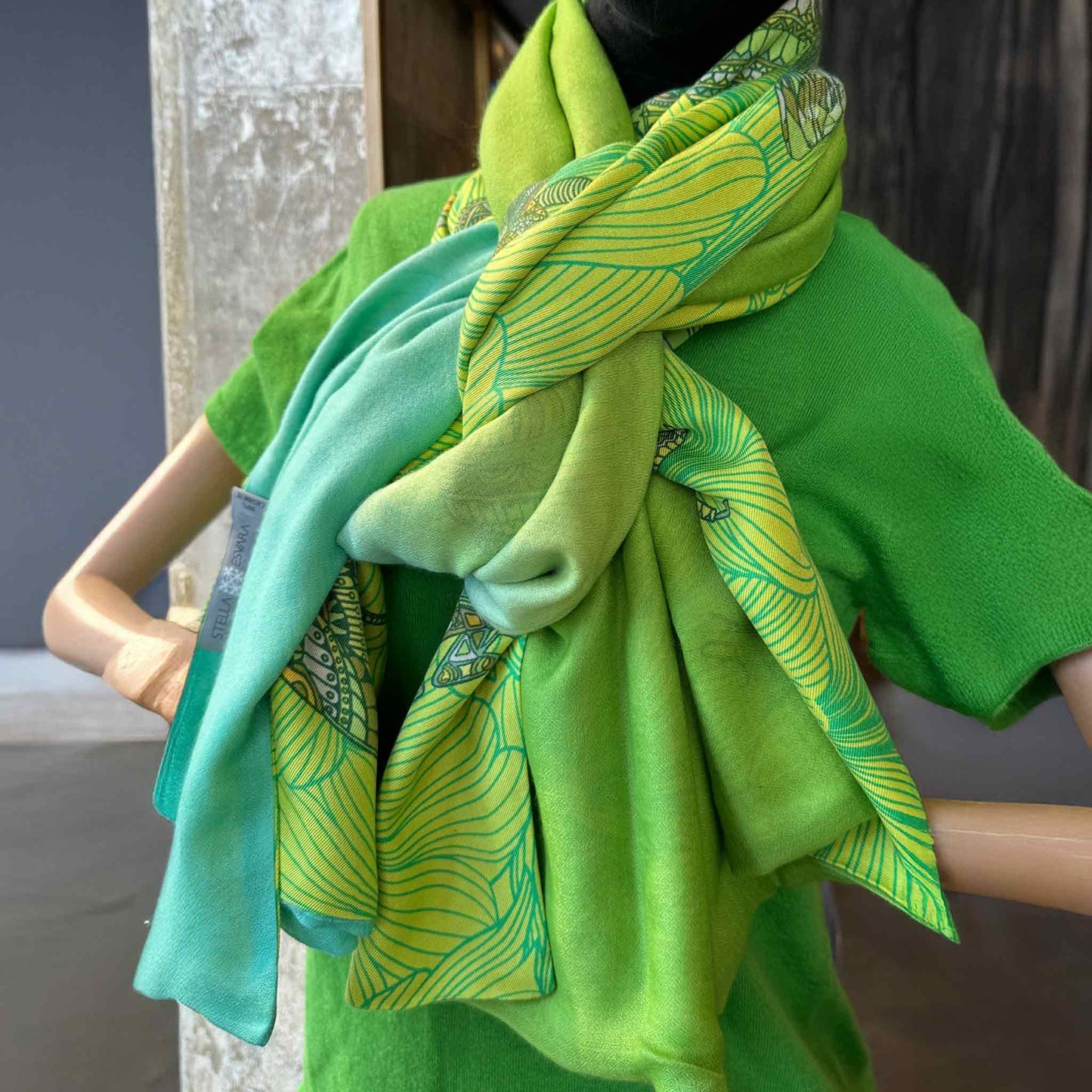 Schal doubleface, auf Seide bedruckt Motiv "JUST BEES" 100x200 Rückseite 100% Kaschmir Farbverlauf Grün und Türkis