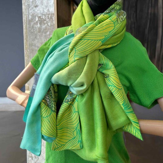 Schal doubleface, auf Seide bedruckt Motiv "JUST BEES" 100x200 Rückseite 100% Kaschmir Farbverlauf Grün und Türkis