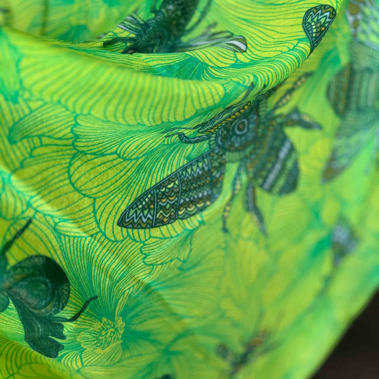 Leichter Sommerschal, 100% Kaschmir, Sonderedition “Safe the 🐝 “ grün