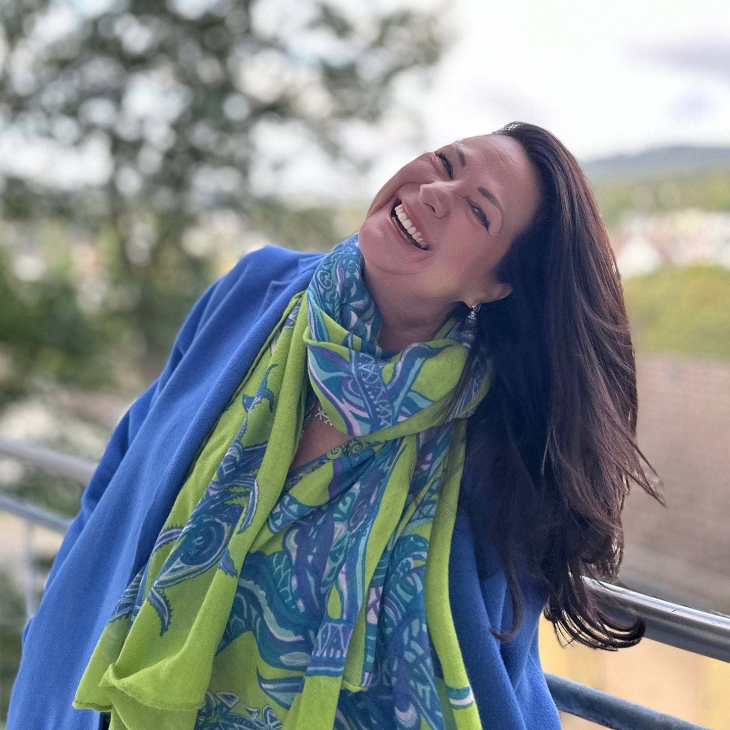 “SOUL FLOWERS" Leichter Sommerschal aus feinstem 100% leichtem baby Kaschmir. Greenery - 220x120 - Limitiert auf 5 Stück