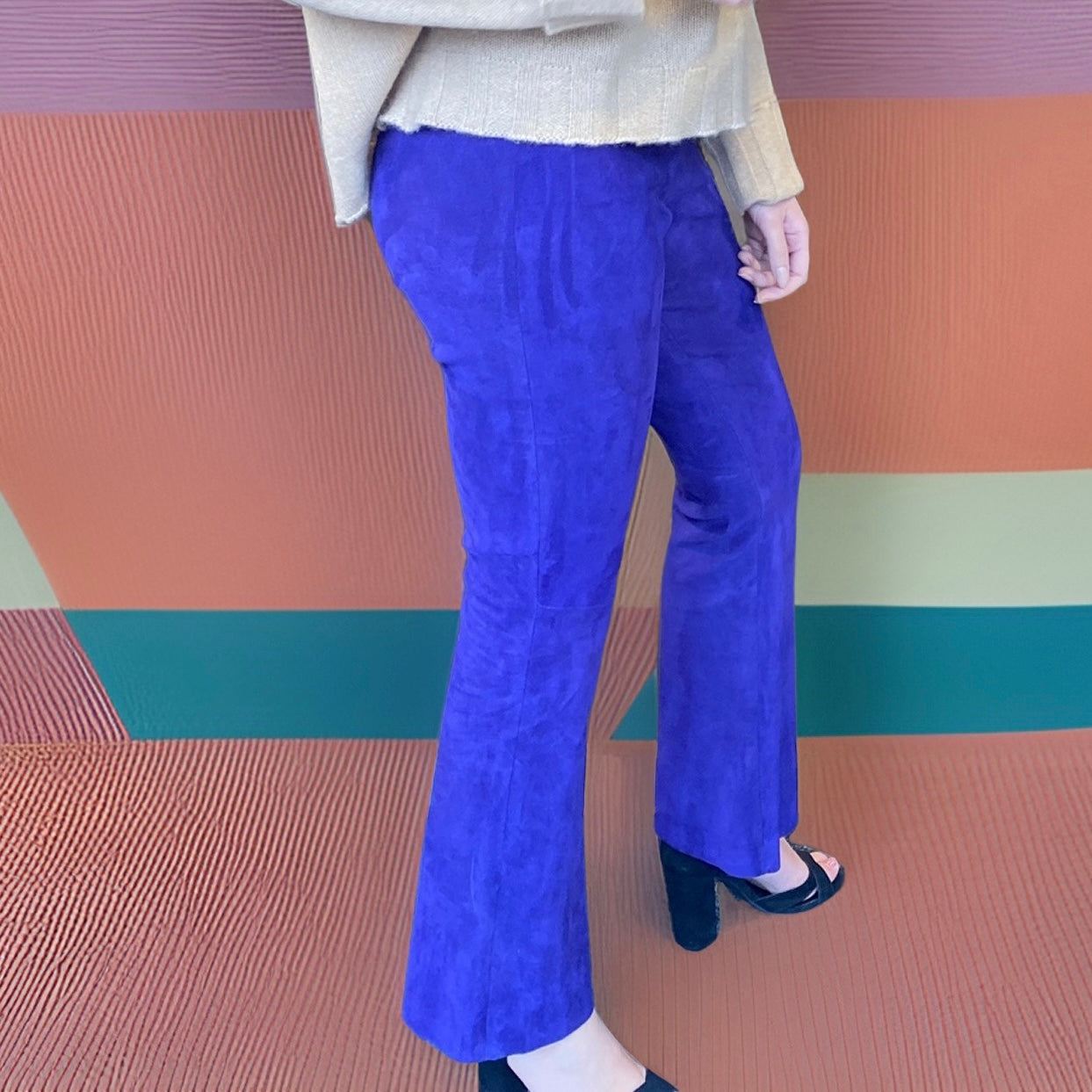 Lederhose mit Schlag aus Stretch-Lammleder in Iris blue, Maßkonfektion