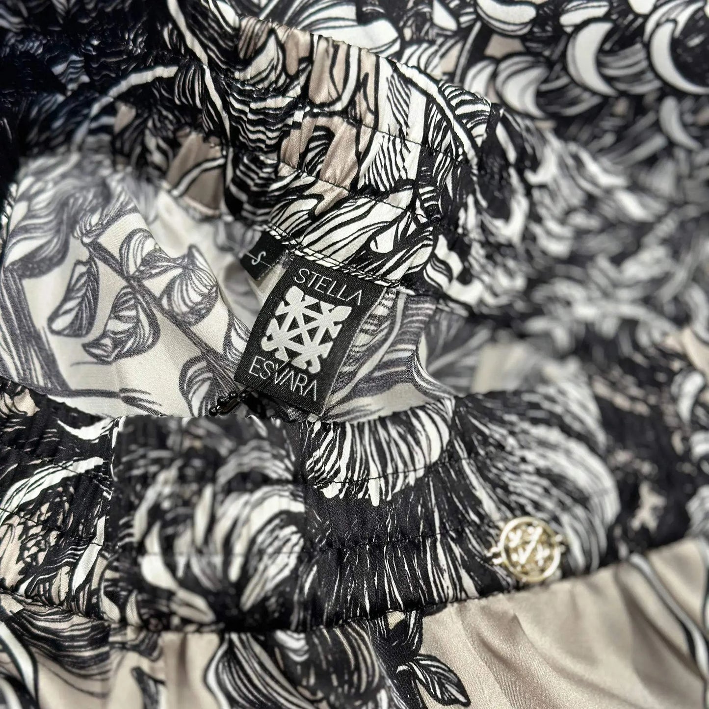 Hose_Black_Flowers_STELLA_ESVARA_s_Bund