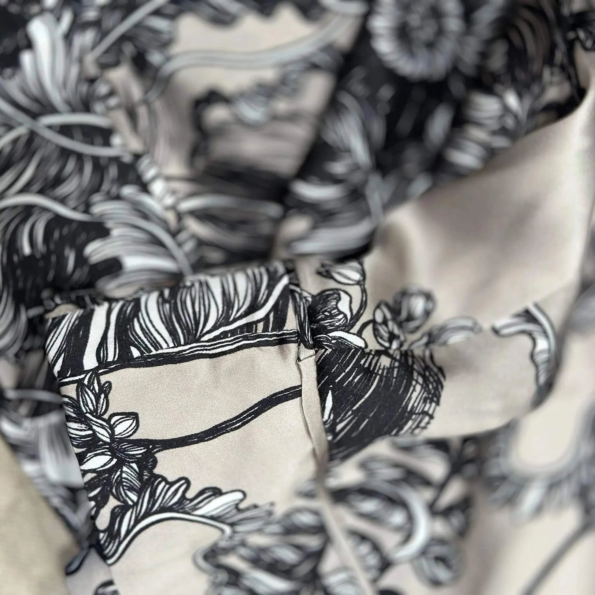 Hose_Black_Flowers_STELLA_ESVARA_s_Detail