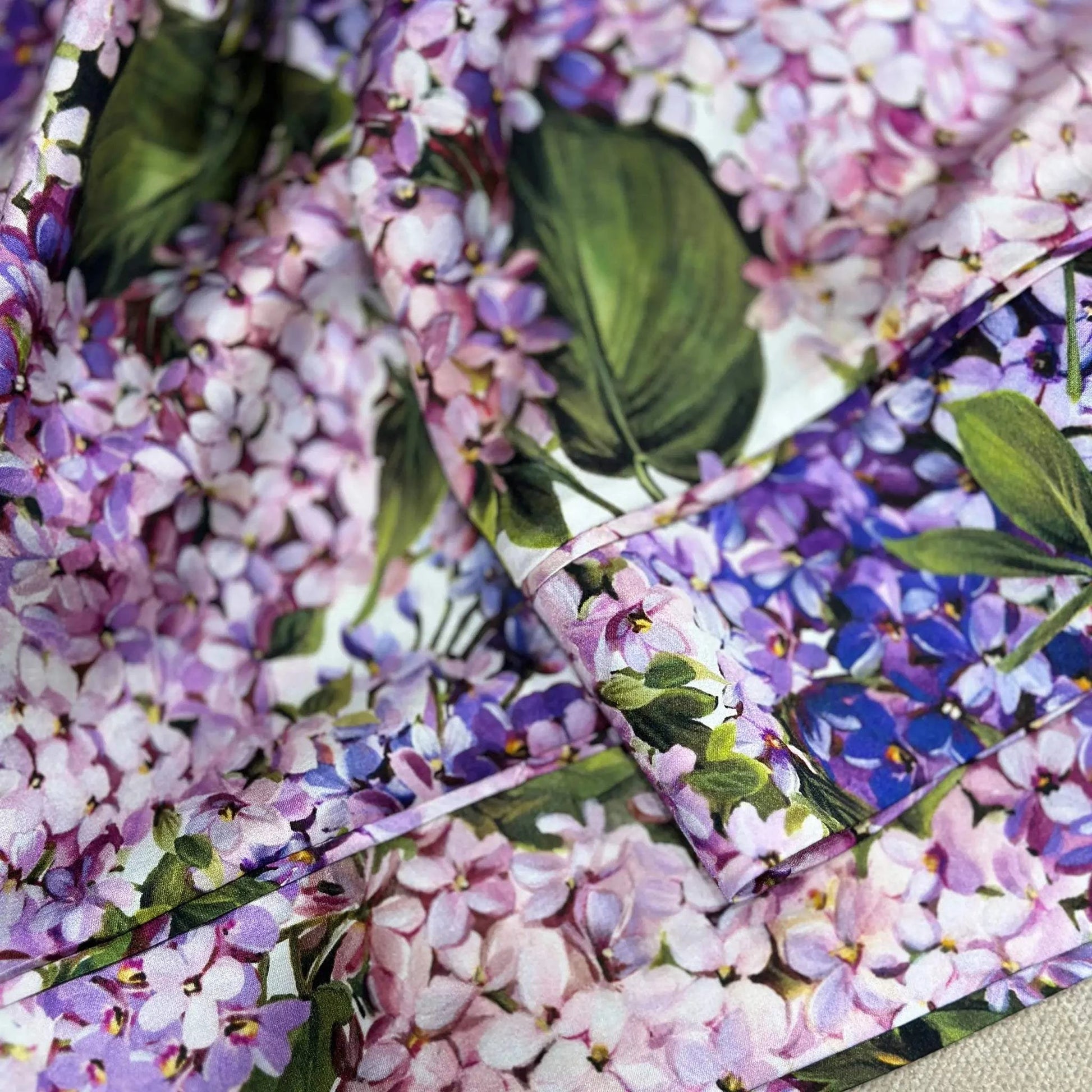 Seiden-Hose_Hortensie_STELLA_ESVARA_s_Hosenbein