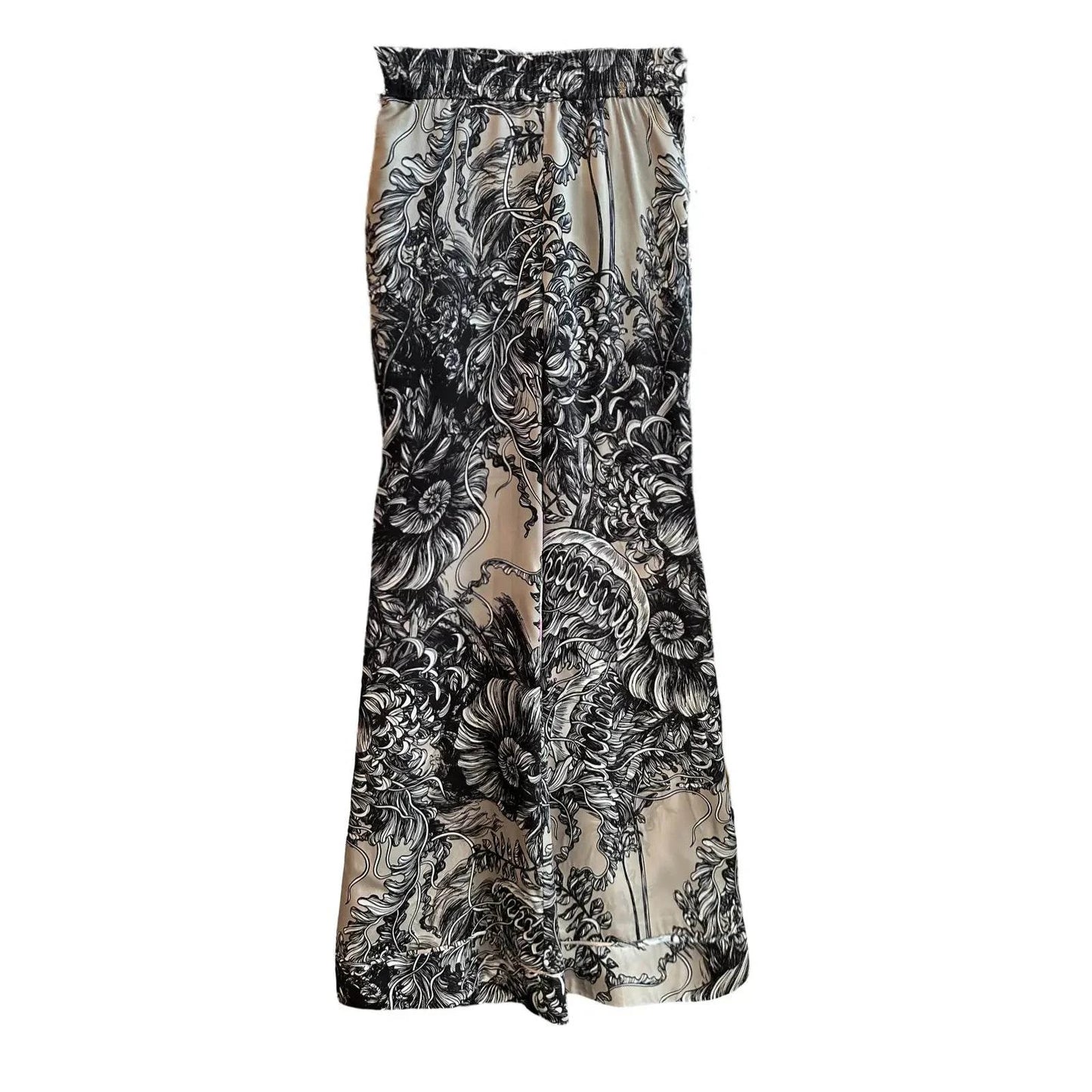 TIMELESS-SUSTAINABLE-COLLECTION-Seiden-Hose-mit-ausgestelltem-Bein_-Black-Flowers