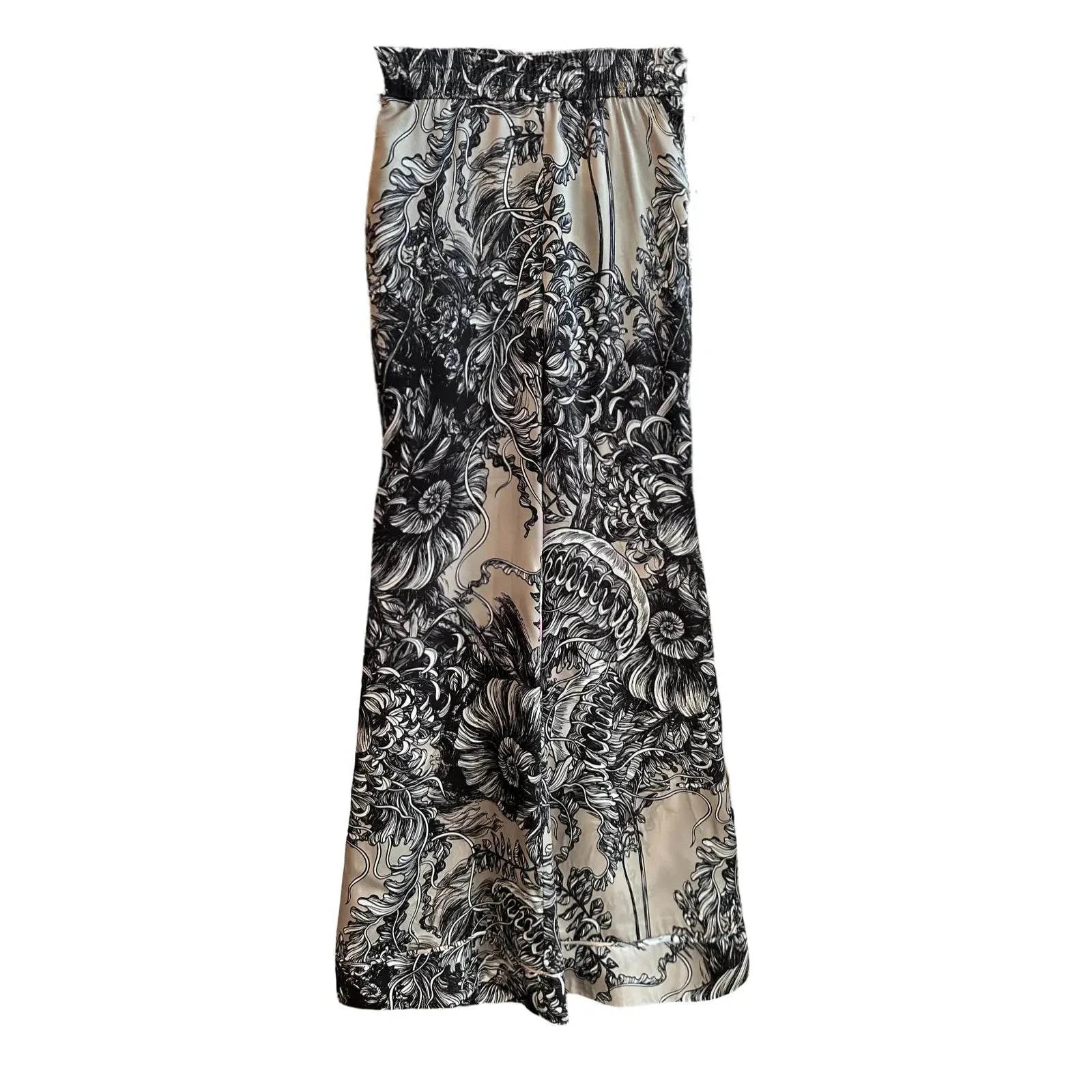 TIMELESS-SUSTAINABLE-COLLECTION-Seiden-Hose-mit-ausgestelltem-Bein_-Black-Flowers