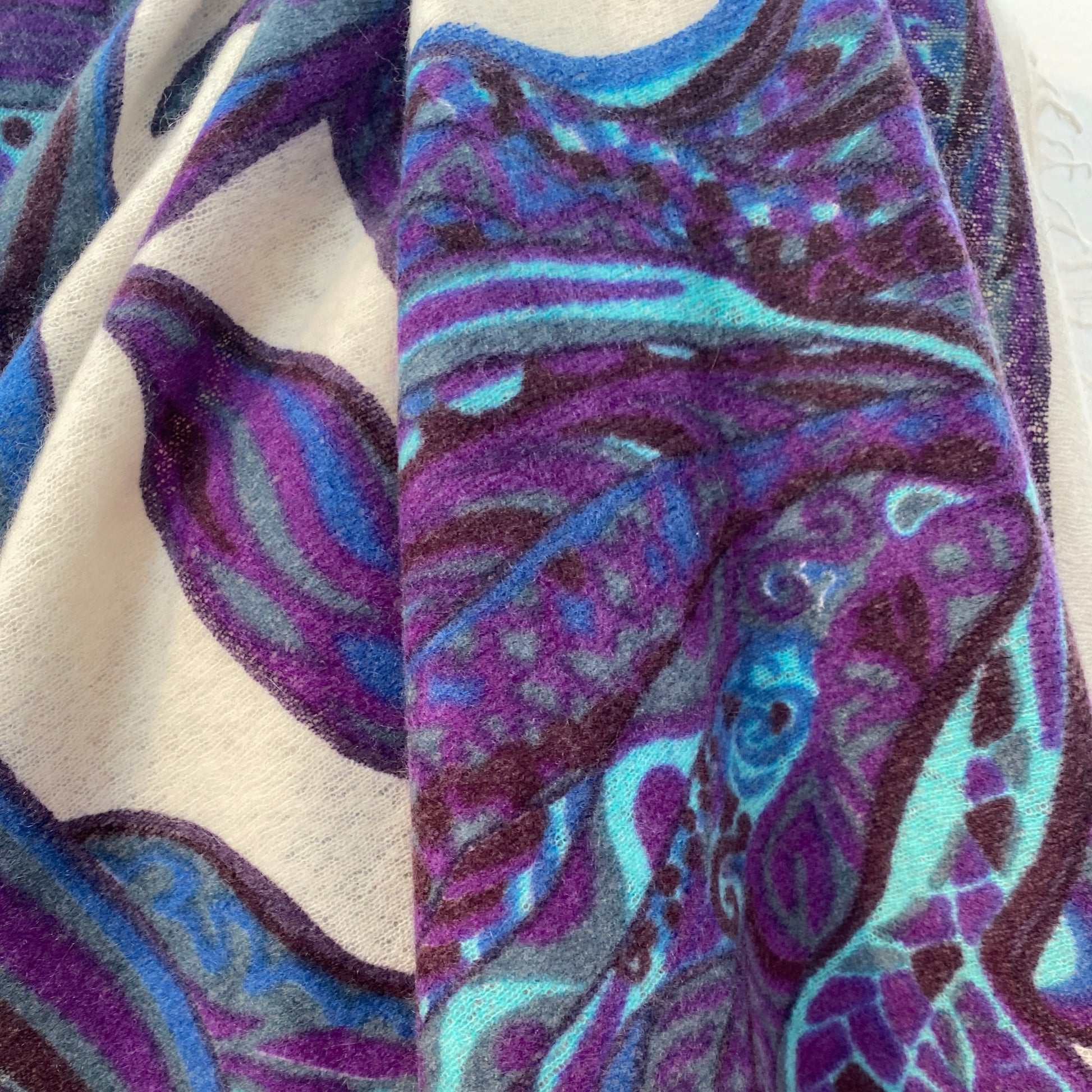 SOUL FLOWERS Changra-Kaschmir Schal/Stola, Blau auf weiß