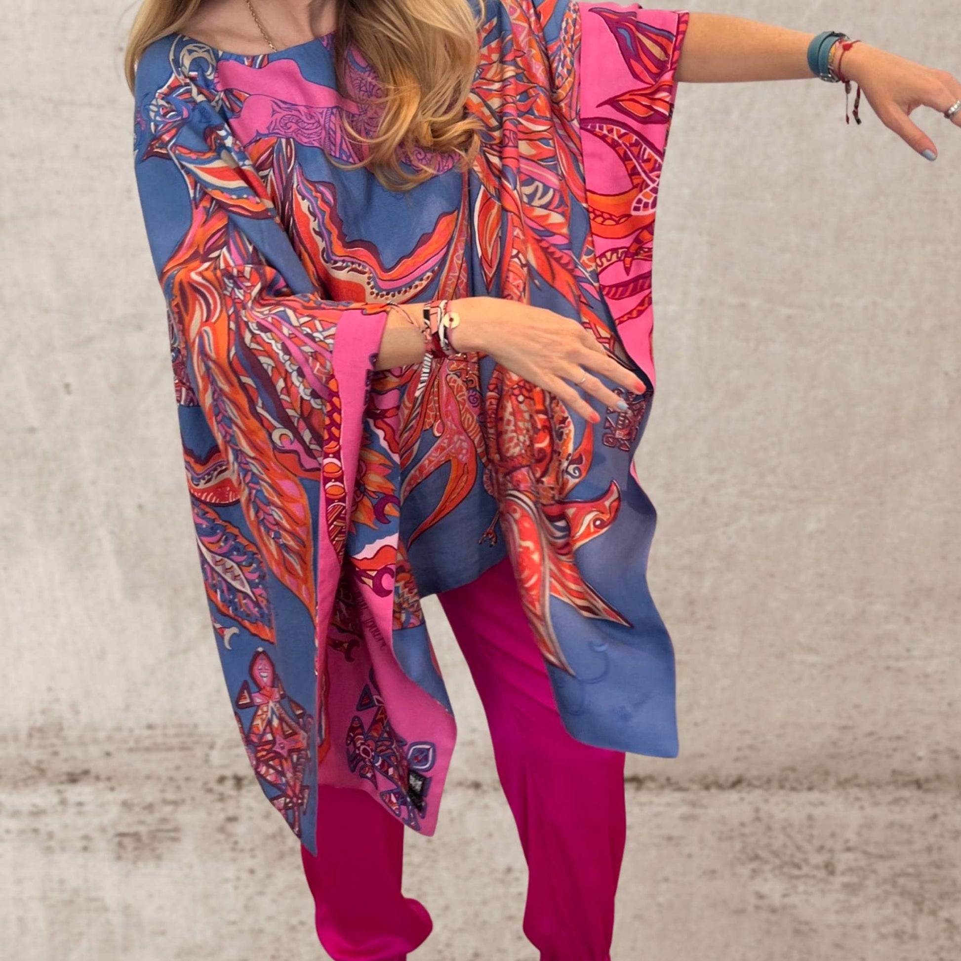 Detail BONDED IN GARDEN EDEN Seiden-Poncho, Doubleface, Blau & Pink, Unikat