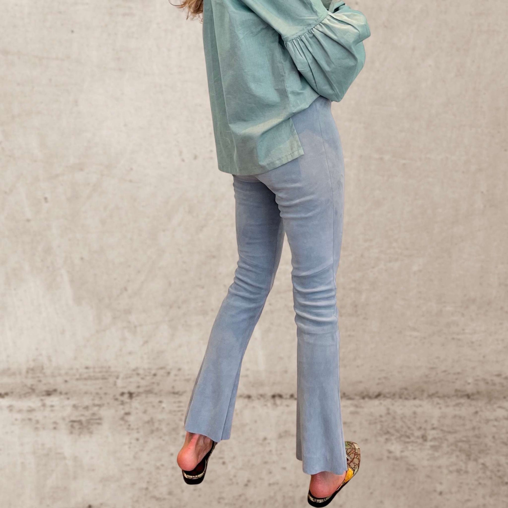 Lederhose mit Schlag, Stretch-Lammleder, Farbe: Celeste, Maßkonfektion