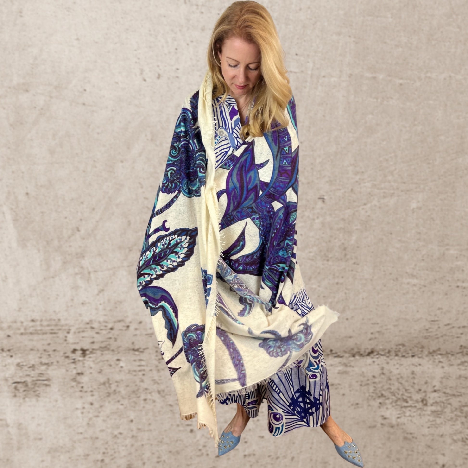 SOUL FLOWERS Changra-Kaschmir Schal/Stola, Blau auf weiß