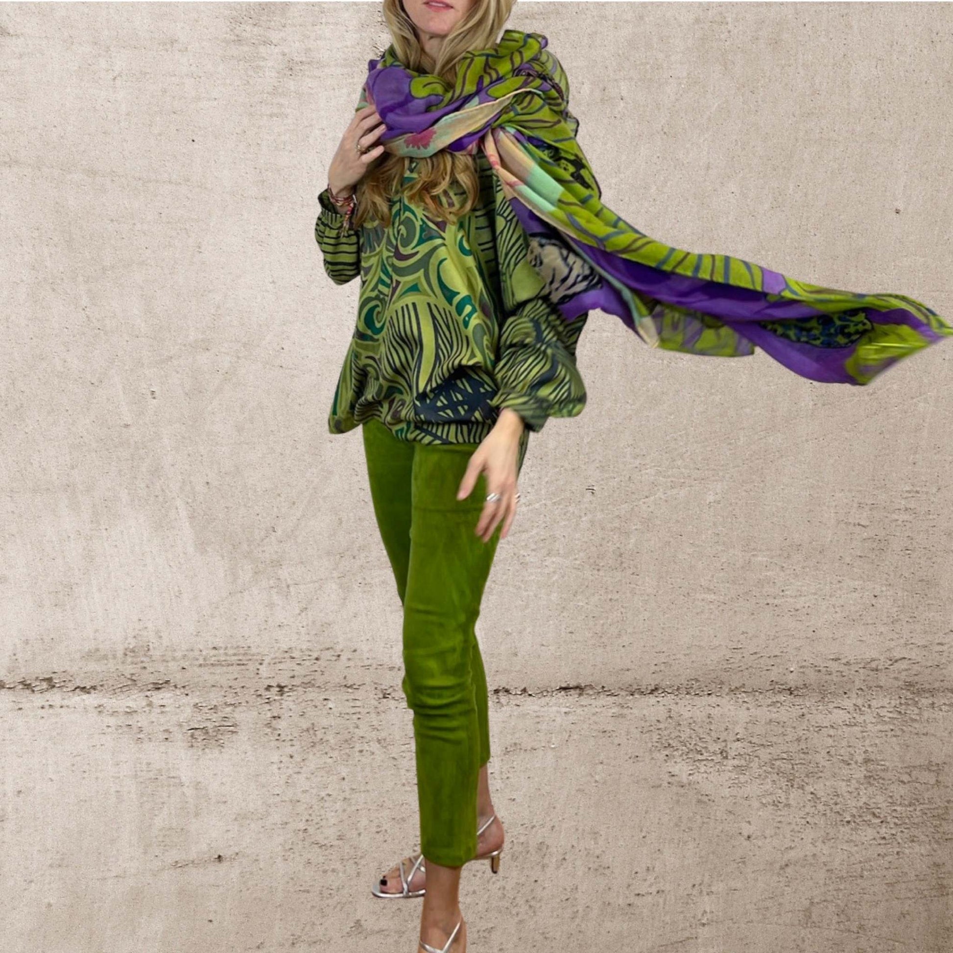 JUNGLE LOVE Seiden-Hemdbluse, grün&blau, Limited Edition Stella Esvara