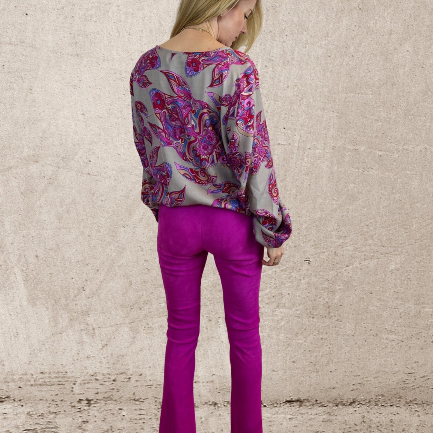 MAORI TURTLES Seidenbluse, pink & Brombeertöne auf Taupe, limited