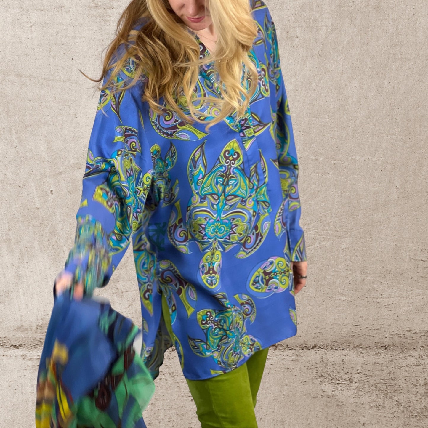 MAORI TURTLES Seidenbluse, gruen & blau, limited