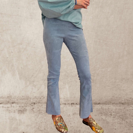 Lederhose mit Schlag, Stretch-Lammleder, Farbe: Celeste, Maßkonfektion