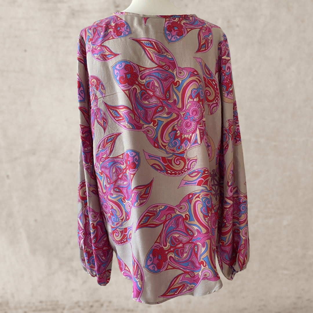 MAORI TURTLES Seidenbluse, pink & Brombeertöne auf Taupe, limited