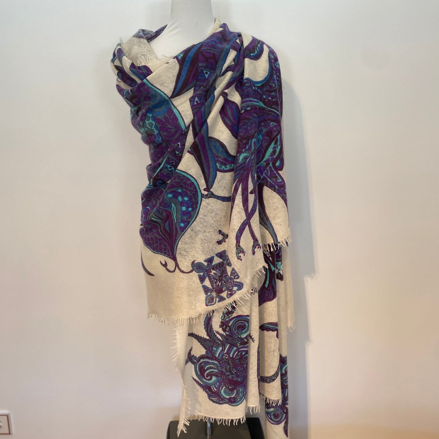 SOUL FLOWERS Changra-Kaschmir Schal/Stola, Blau auf weiß