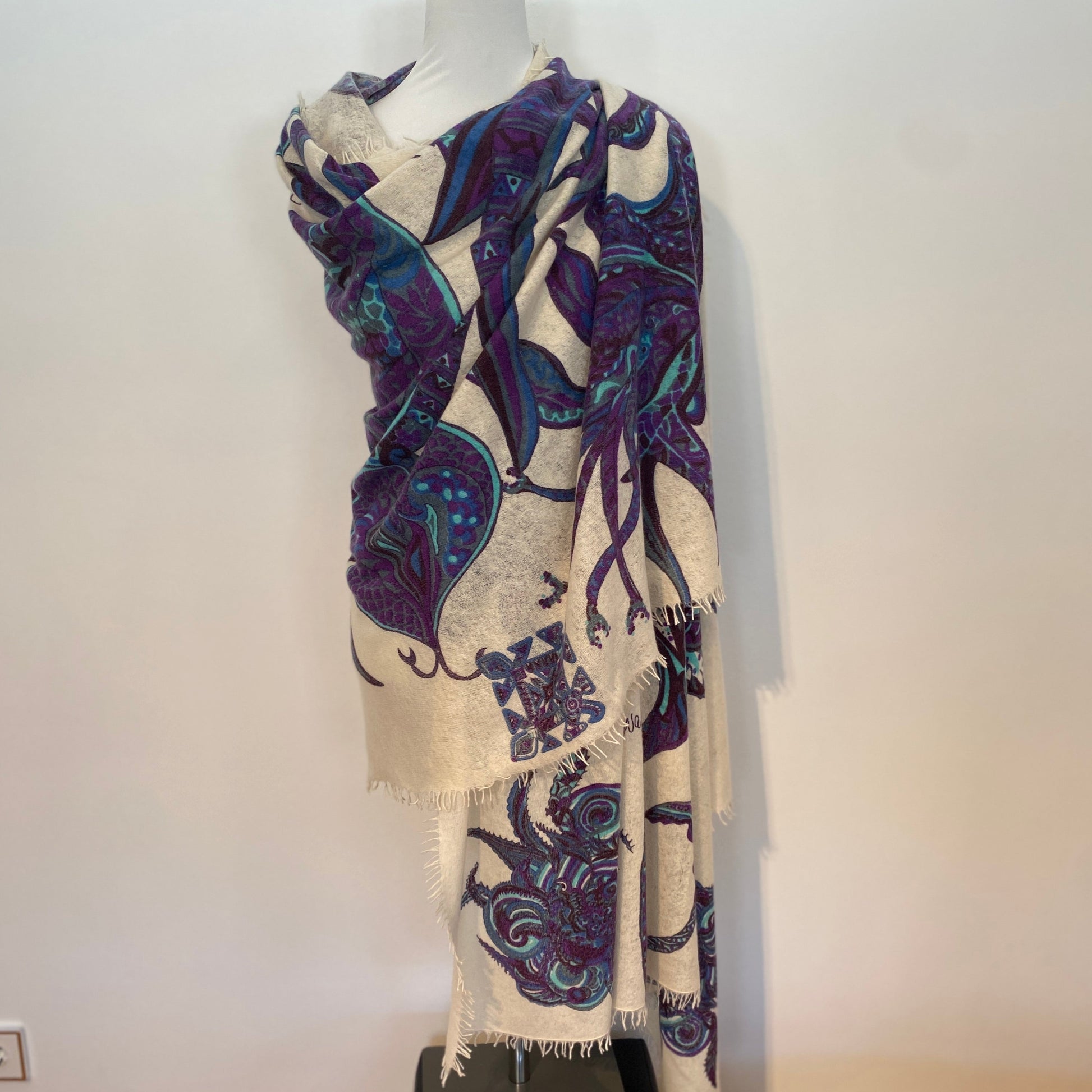 SOUL FLOWERS Changra-Kaschmir Schal/Stola, Blau auf weiß