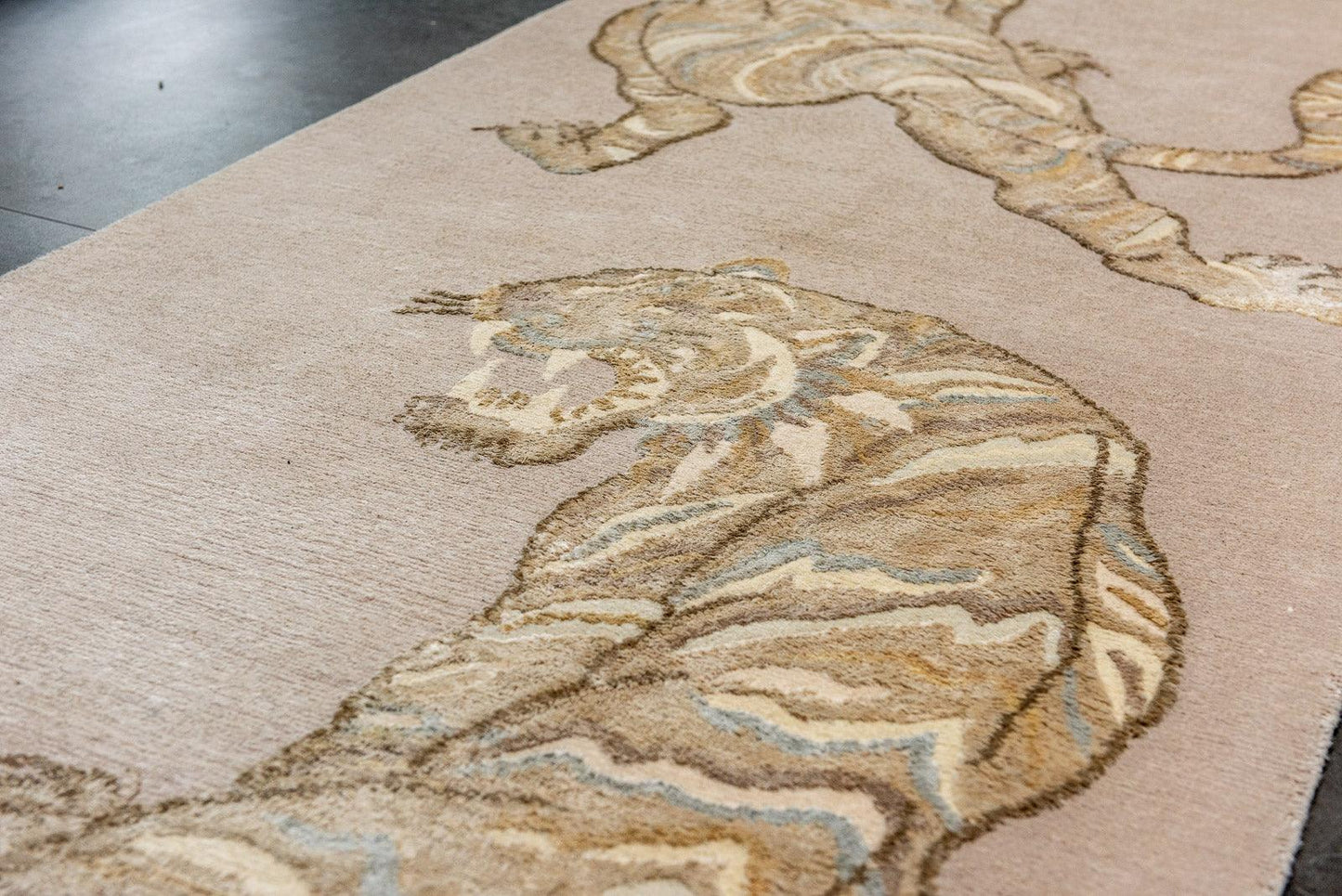 Teppich Kunst -  WILD TIGER - 200x100 cm - Teppich Läufer - Handgenüpft in Nepal - Beige Taupe - Handgeknüpft