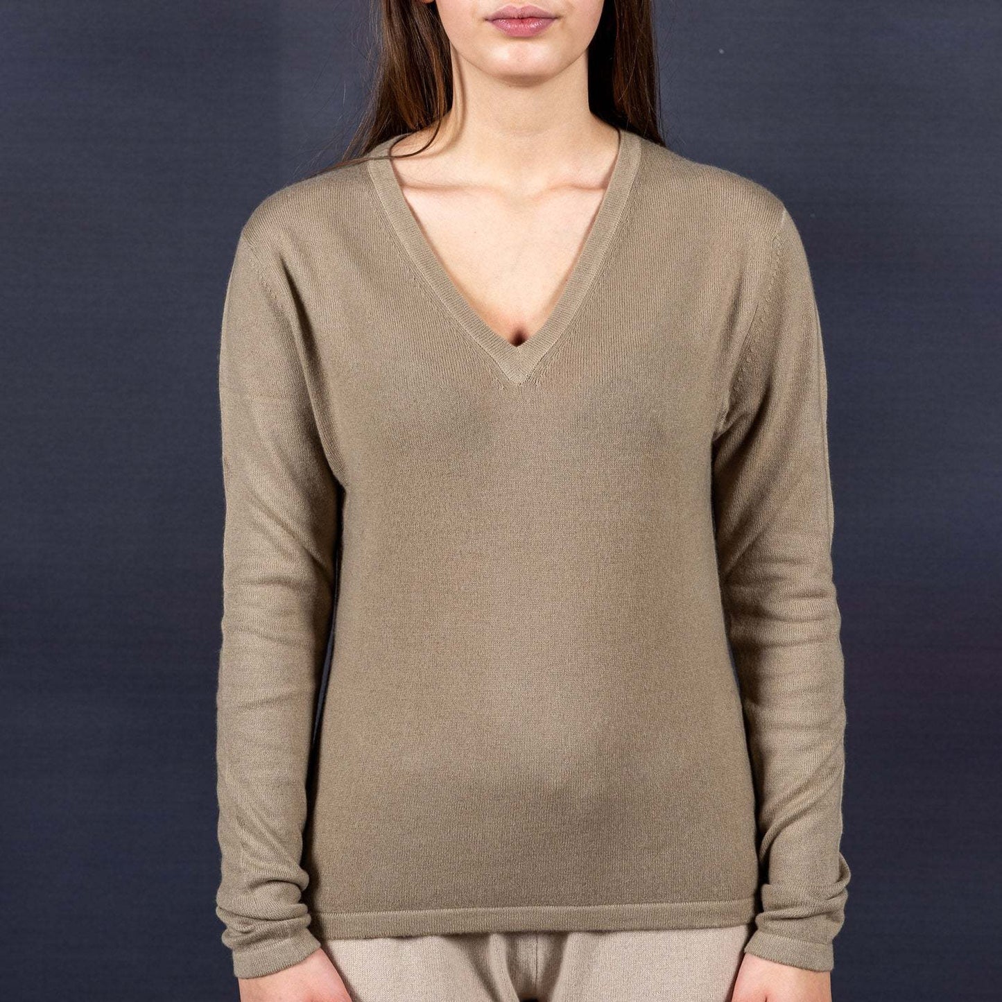 Pullover 100% Kaschmir -  in 12 verschiedenen Farben, abgestimmt auf Ihr STELLA ESVARA Tuch - Tiefer V Ausschnitt, tailliert, feminin und kuschelweich