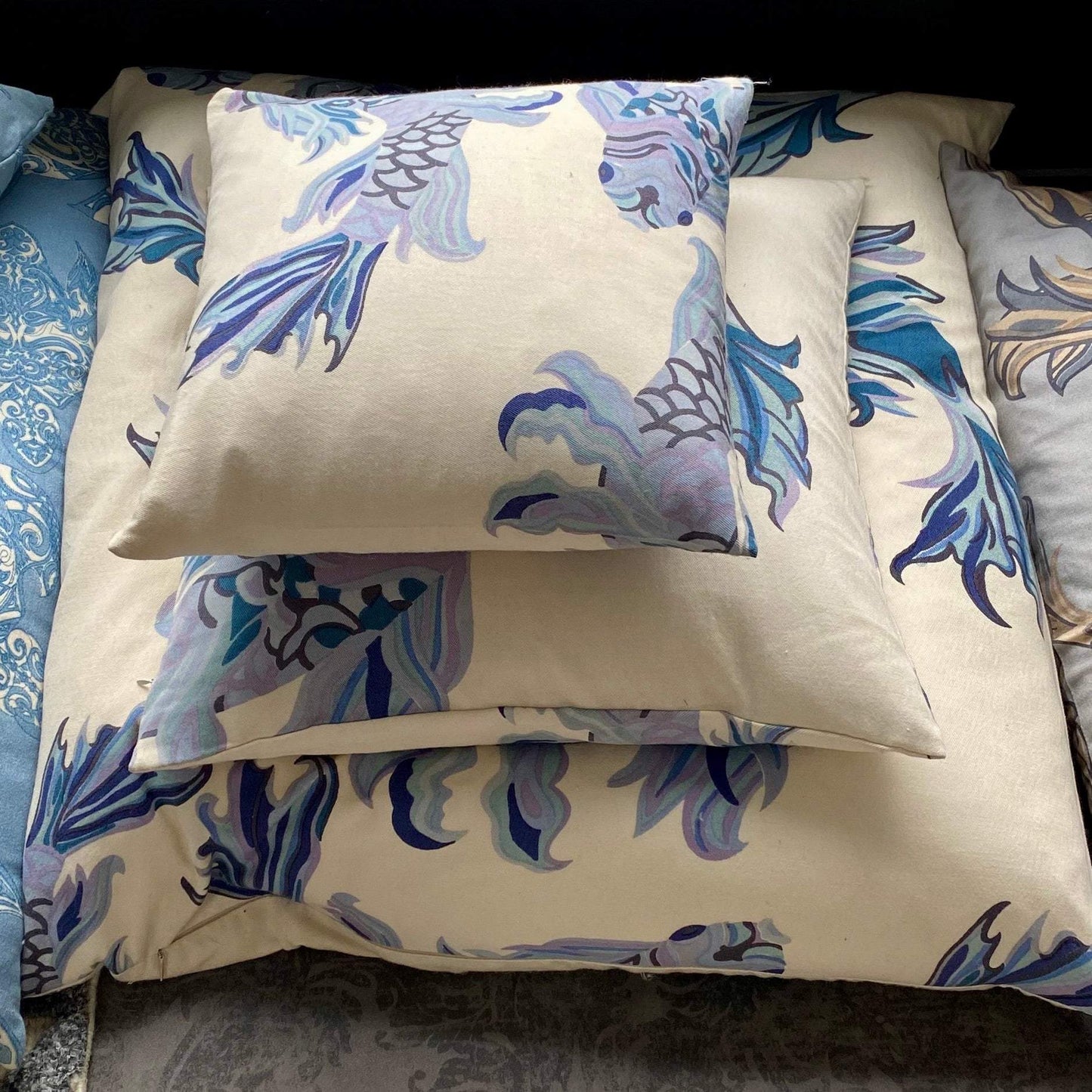 BLUE KOIS on white Deco Kissen, Wolle & Seide, Handgefertigt, Unikate | STELLA ESVARA