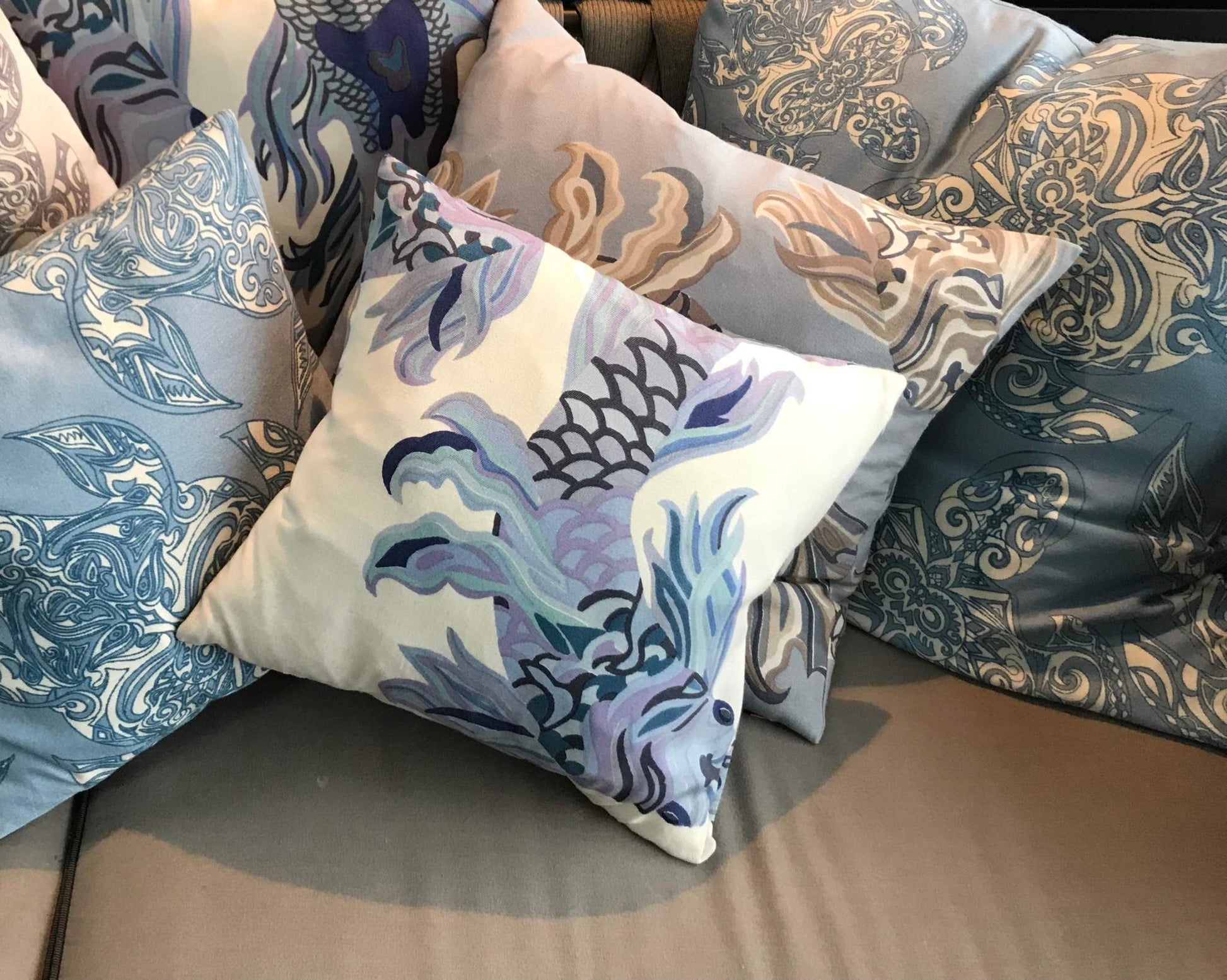 BLUE KOIS on white Deco Kissen, Wolle & Seide, Handgefertigt, Unikate | STELLA ESVARA