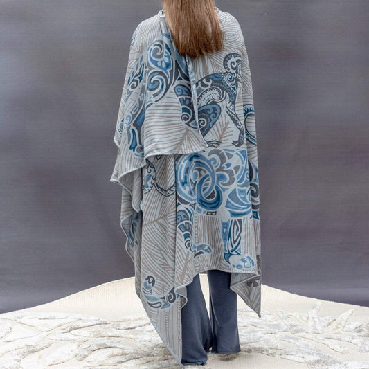 Weiches XL-Kaschmir Cape aus der Collection JUNGLE LOVE in taubenblau von STELLA ESVARA