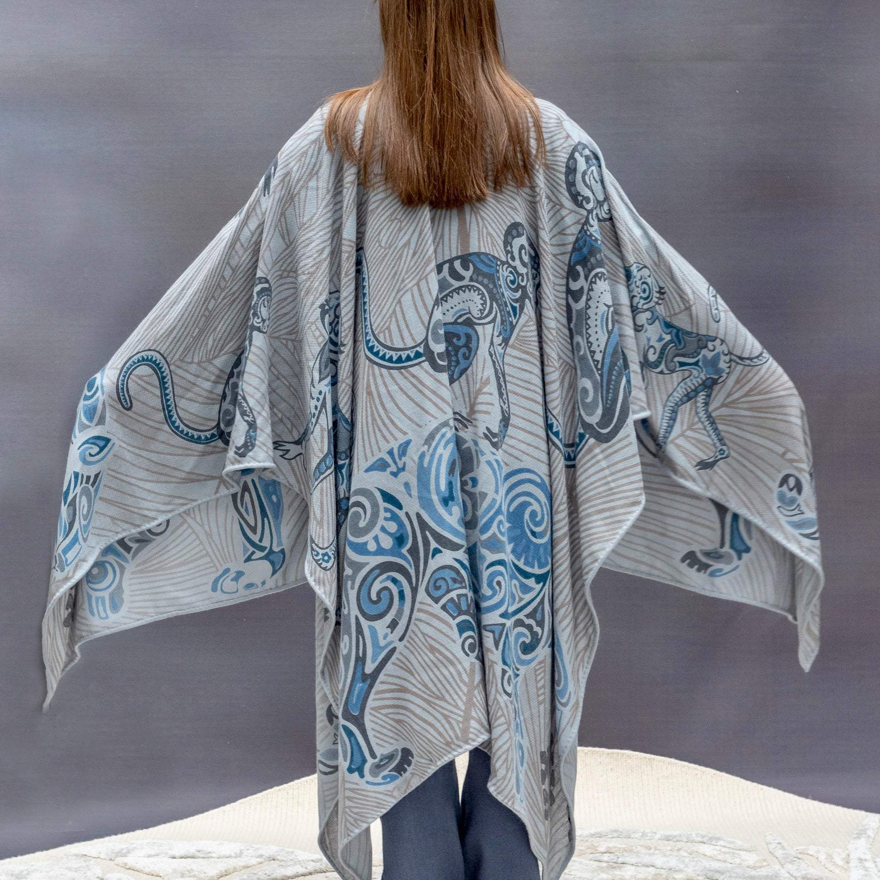 Feines Cape JUNGLE LOVE 02 von STELLA ESVARA