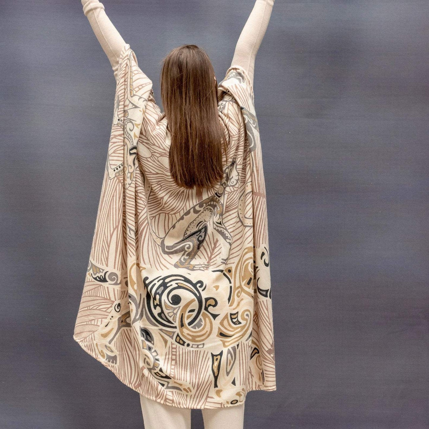 Rückseite, JUNGLE LOVE Kaschmir Cape/Stola, beige & taupe, limited, STELLA ESVARA