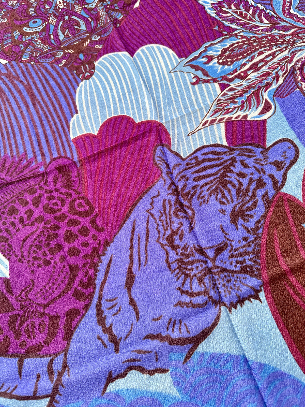 WILD FAMILY BONDS leichter Kaschmirschal 140x200, Farben Blau, Lila, Burgund, Plaume - Limitiert auf 5 Stück