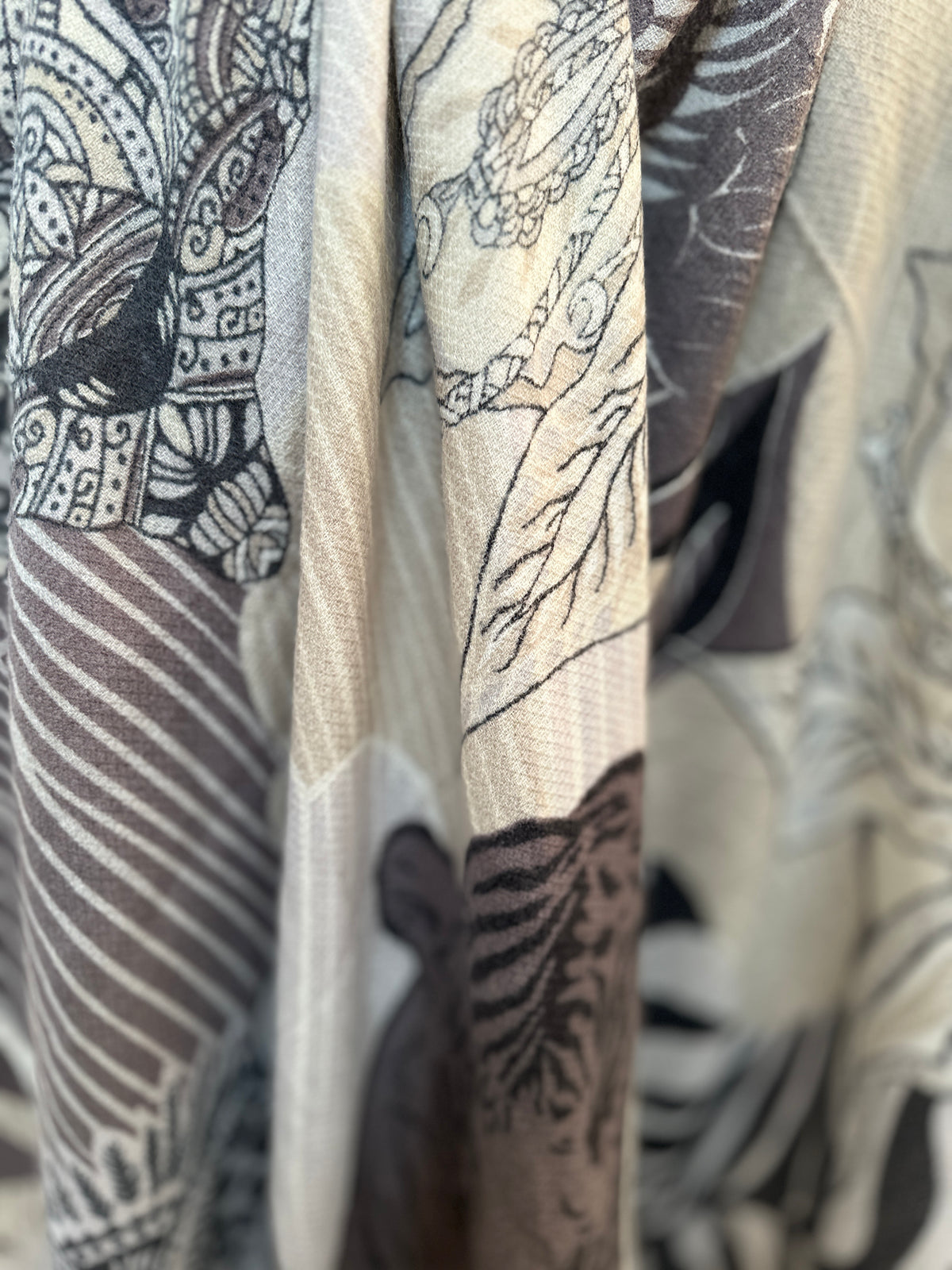 WILD FAMILY BONDS Kaschmir Cape/Stola - Farben Schwarz, Weis, Taupe, Grau, Creme Beige - Limited Edition #5