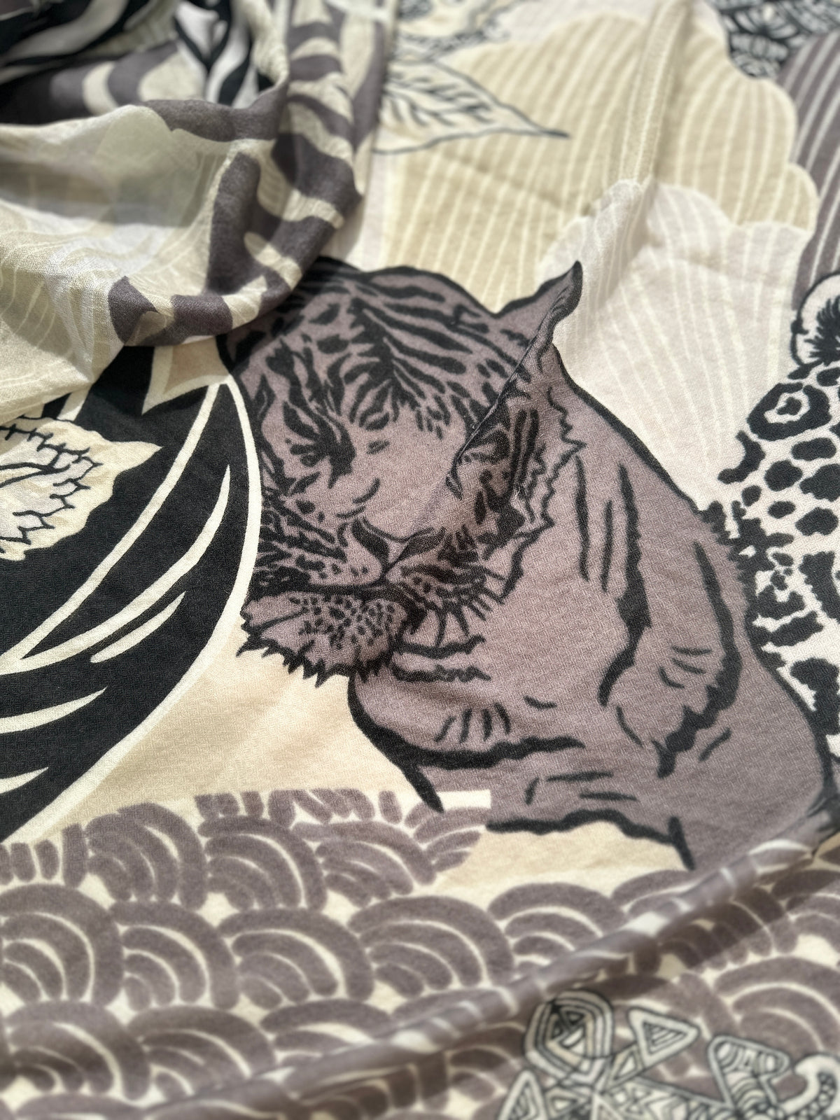 WILD FAMILY BONDS - leichter Kaschmirschal - beige black & taupe - Limitiert auf 5 Stück