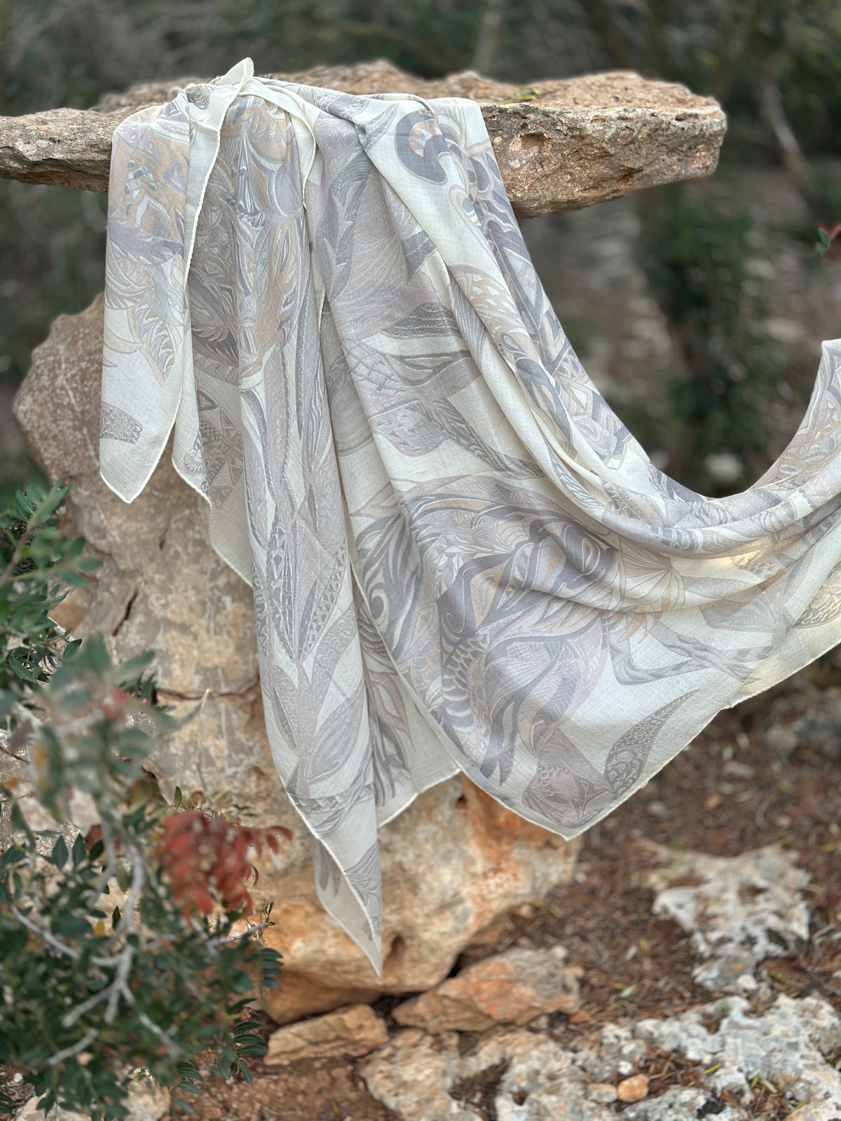 Kaschmir XL Schal „FLAMINGO GARDENS“ Limited Edition / Light beige and creme tones