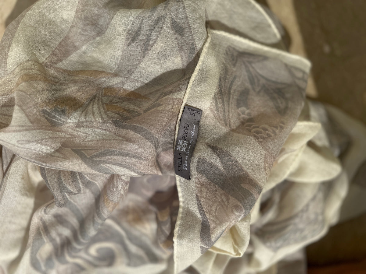Kaschmir XL Schal „FLAMINGO GARDENS“ Limited Edition / Light beige and creme tones