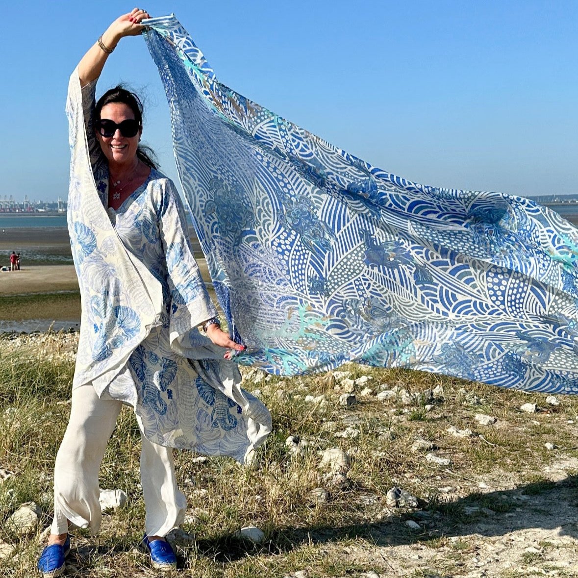 DEEP OCEAN Kaftan, Natur-Seide, handgewoben, weiß & blau, Unikat