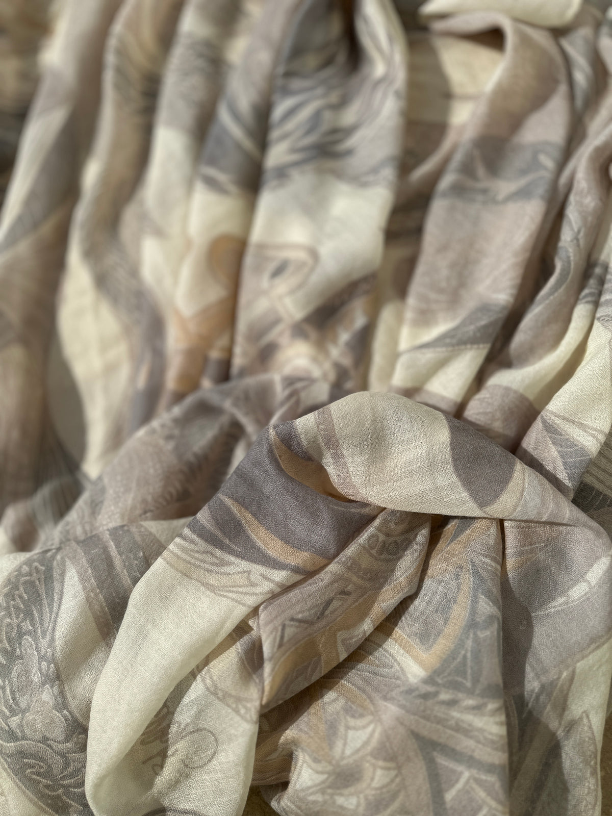 Kaschmir XL Schal „FLAMINGO GARDENS“ Limited Edition / Light beige and creme tones