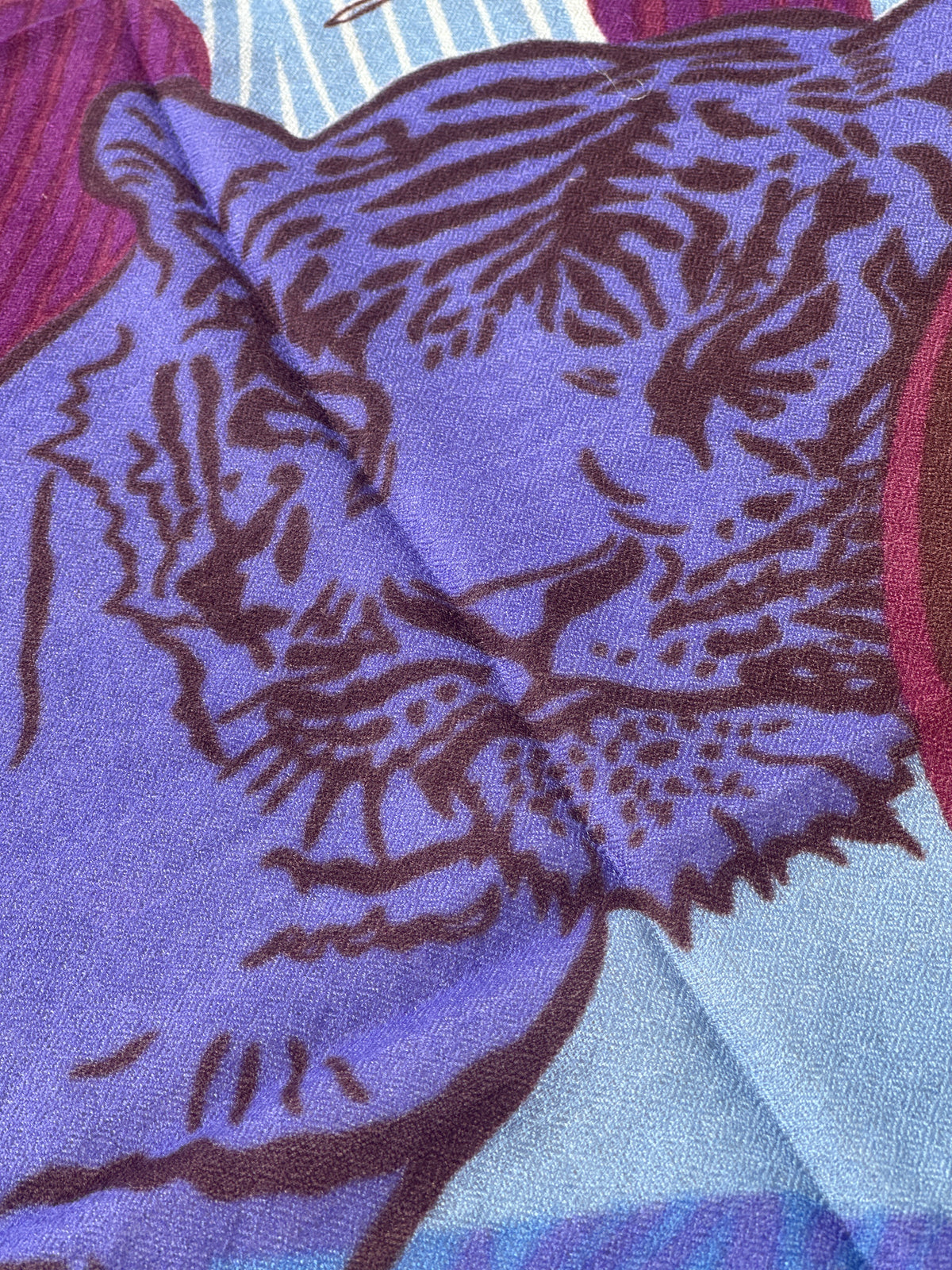 WILD FAMILY BONDS leichter Kaschmirschal 140x200, Farben Blau, Lila, Burgund, Plaume - Limitiert auf 5 Stück