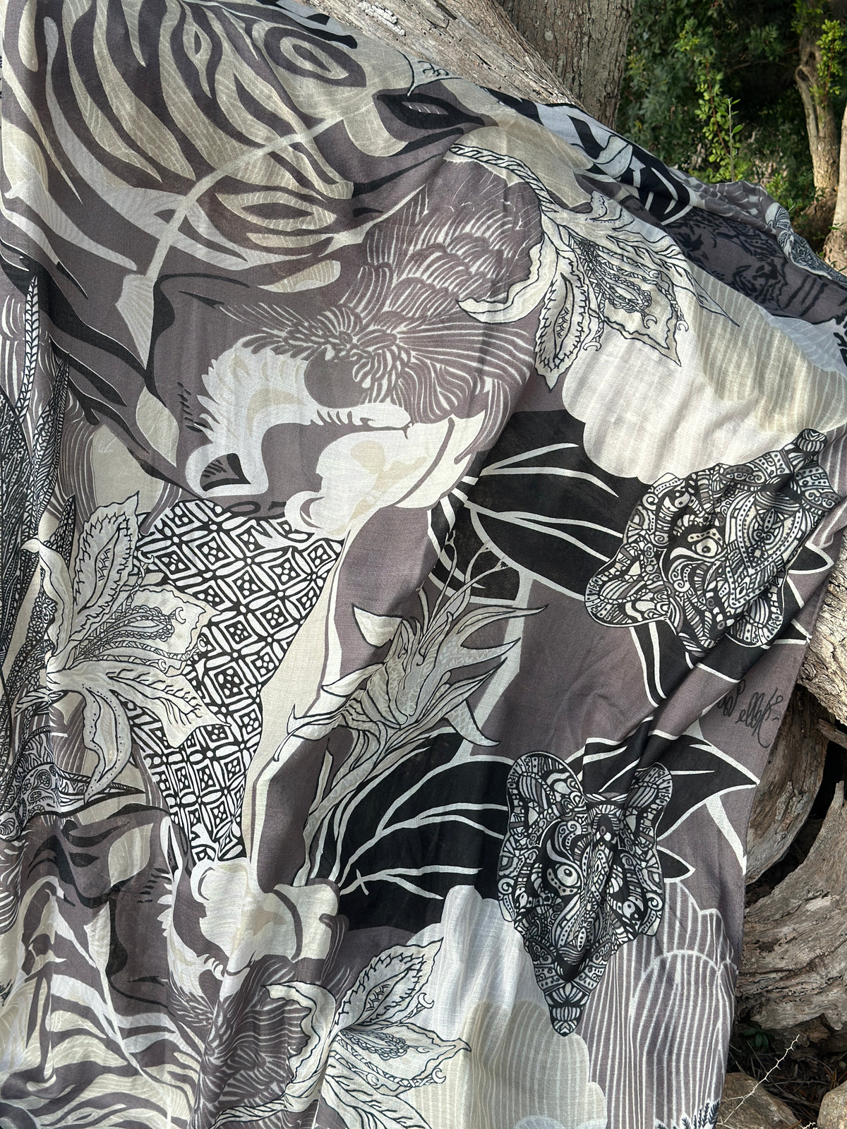 WILD FAMILY BONDS - leichter Kaschmirschal - beige black & taupe - Limitiert auf 5 Stück